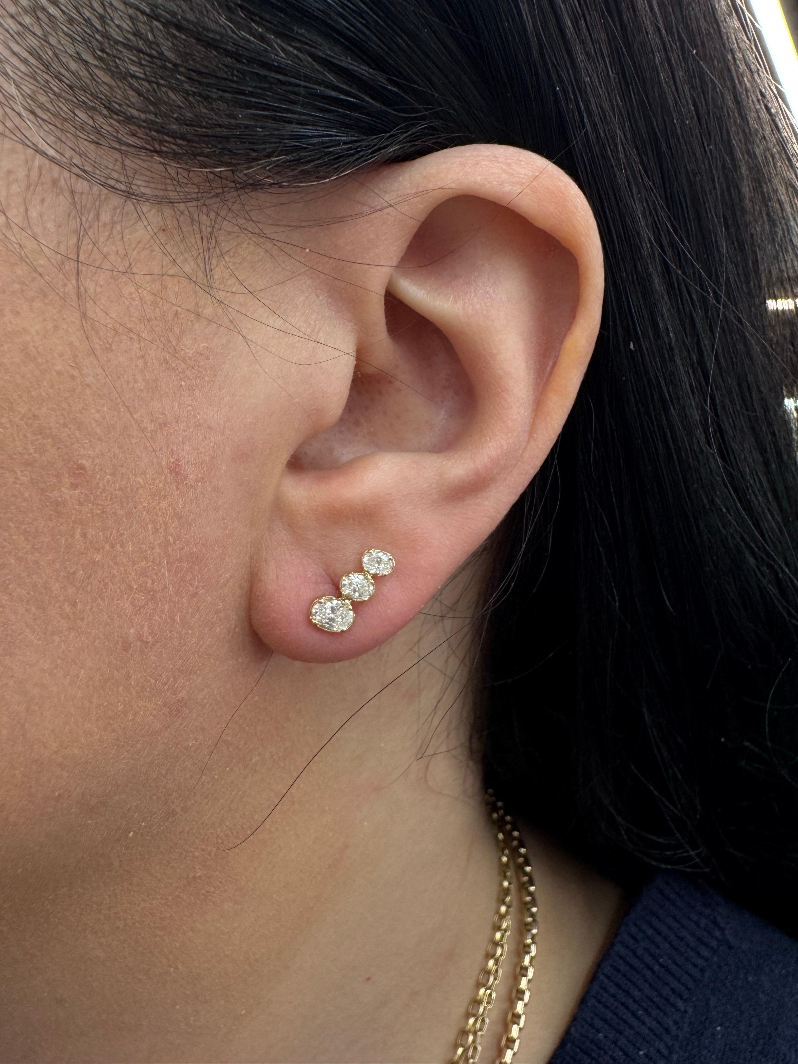 Taille ovale Clous d'oreilles en or 14 carats à trois pierres de taille ovale et diamants 0,78 carat en vente