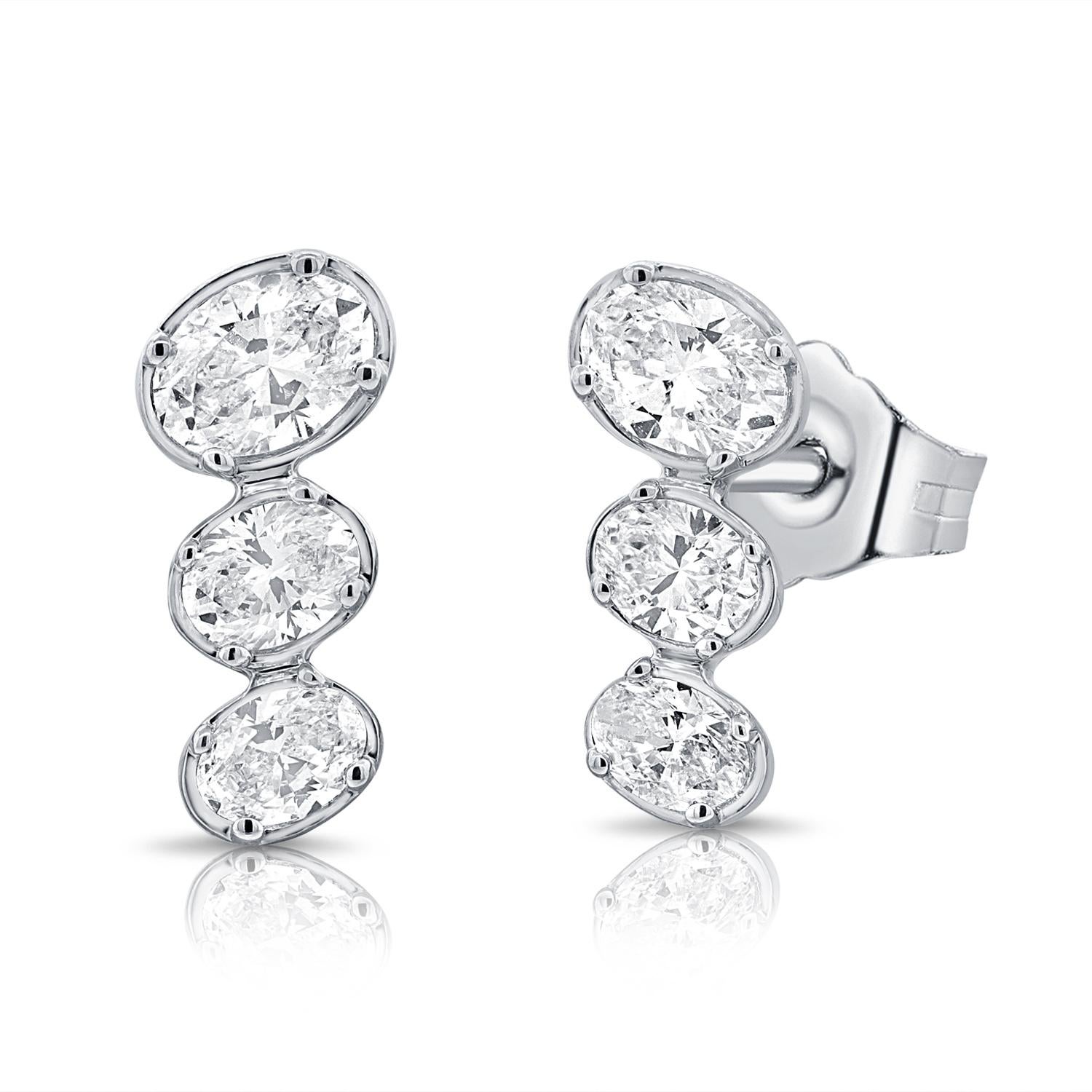 Clous d'oreilles en or 14 carats à trois pierres de taille ovale et diamants 0,78 carat Neuf - En vente à New York, NY