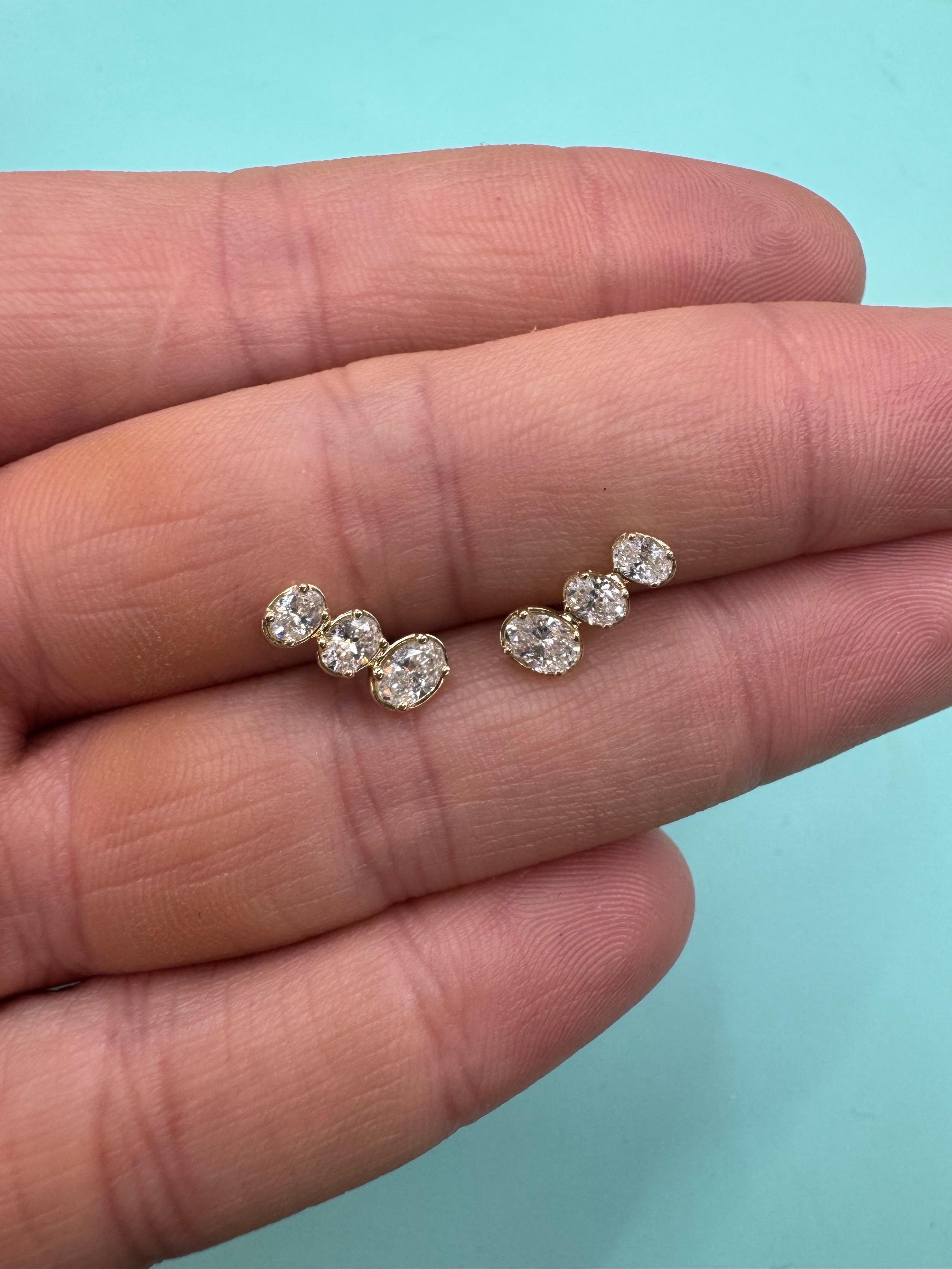 Clous d'oreilles en or 14 carats à trois pierres de taille ovale et diamants 0,78 carat en vente 1