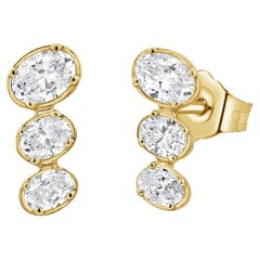 Orecchini con tre pietre graduate e diamanti taglio ovale 0,78 carati in oro 14KT