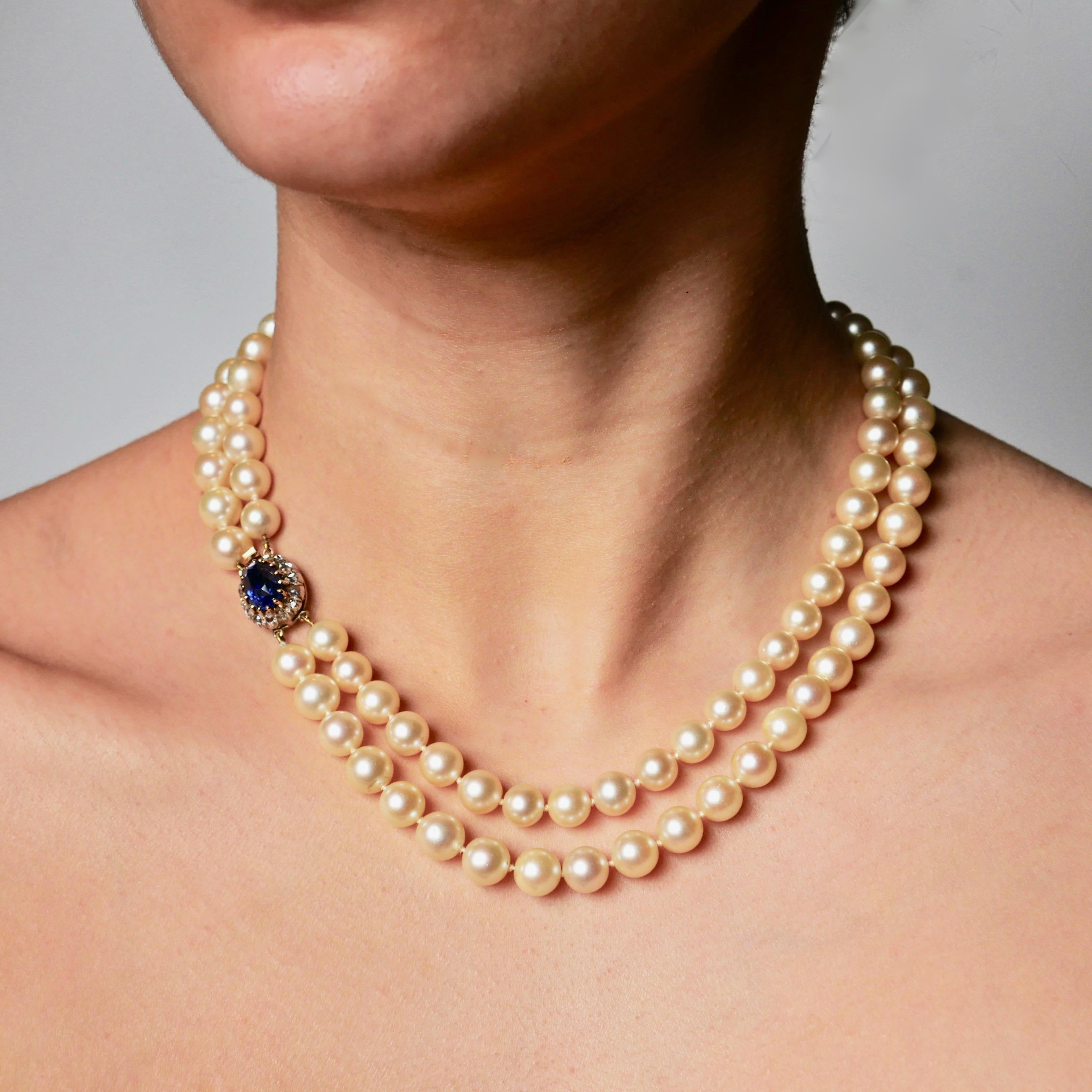 Graduated Two-Row Cultured Pearl Necklace with Unheated Sapphire & Diamond Clasp In Good Condition For Sale In London, GB
