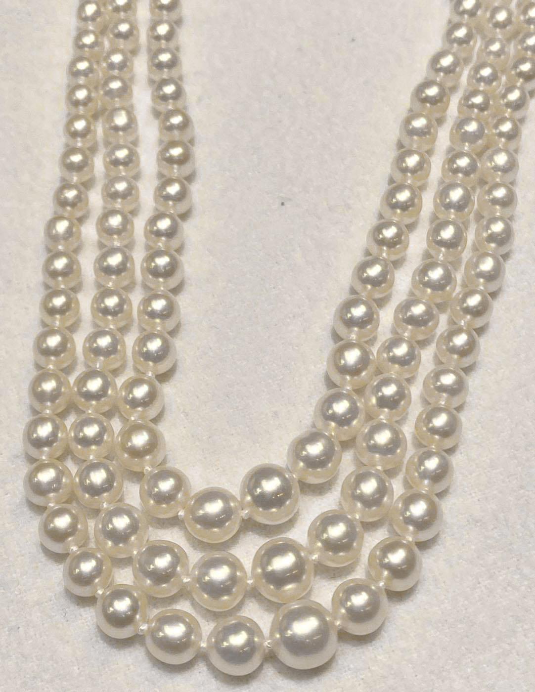 Graduating Akoya Pearls with a 14k Yellow Clasp In New Condition For Sale In LA, CA