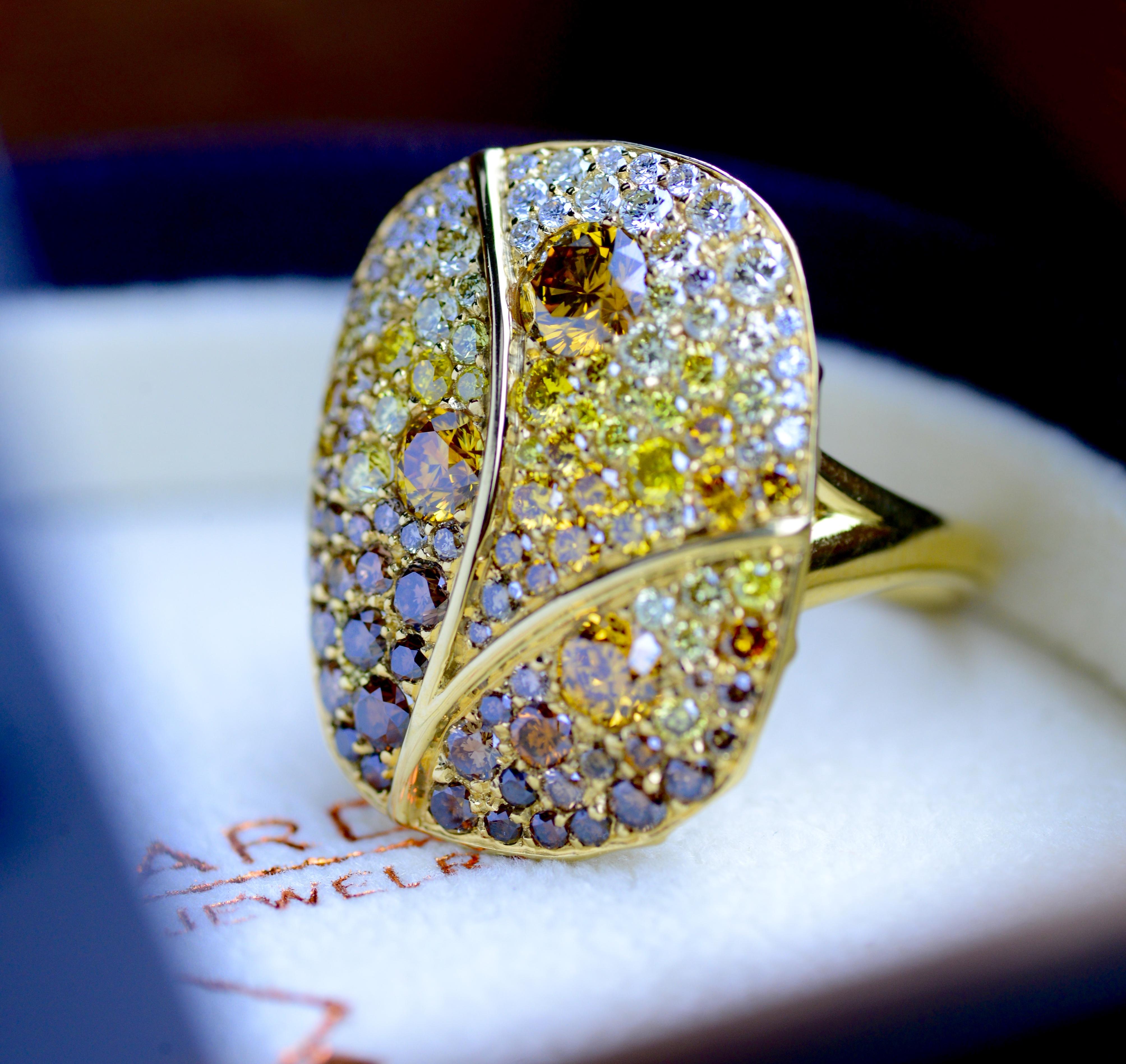 Blattmotiv-Diamantring mit abgestuften braunen, orangefarbenen, gelben und weißen Fancy Colored VVS-SI1-Diamanten, insgesamt 3,80 Karat. Das Gesamtgewicht beträgt 9.1 Gramm. Die Fingergröße ist 6,5. Fassung aus 18K Gelbgold. 

Stolz hergestellt von