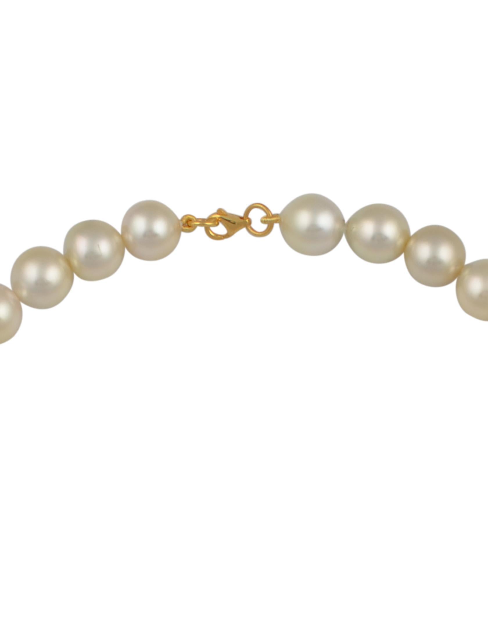 Collier de perles des mers du Sud de couleur crème graduée avec fermoir en or jaune 14 carats Excellent état - En vente à New York, NY