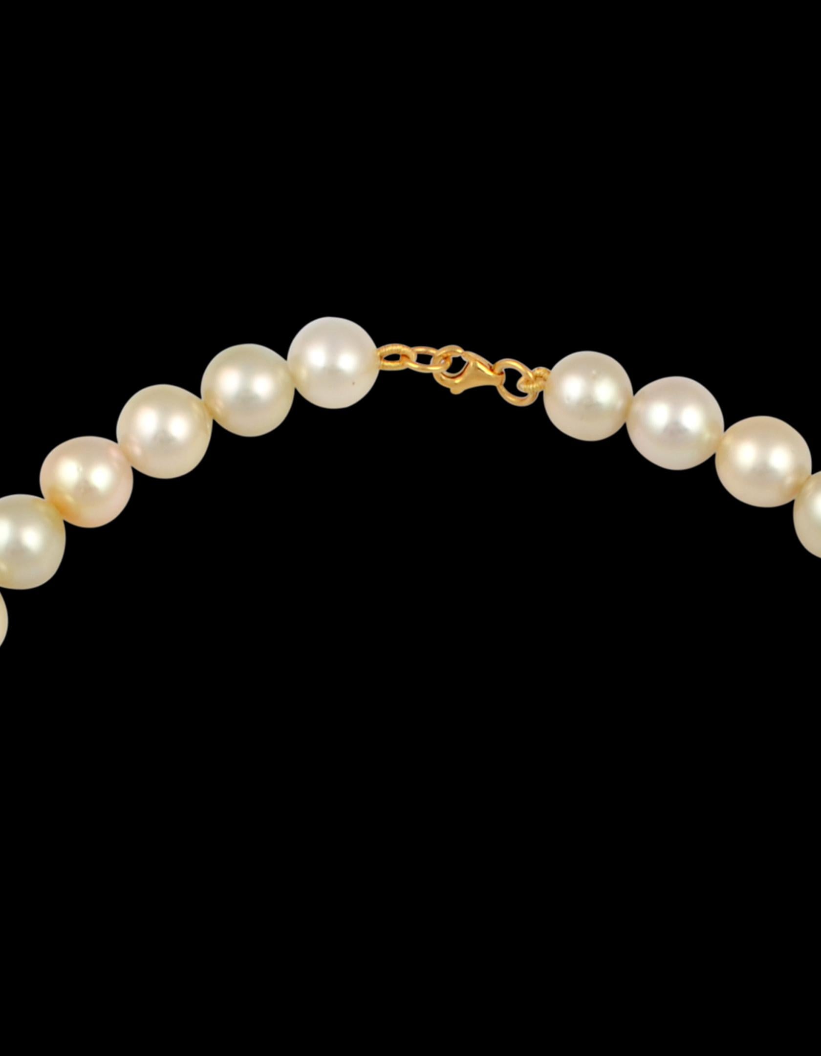 Graduating Cream Color South Sea Pearls Necklace 14 Karat Yellow Gold Clasp In Excellent Condition For Sale In New York, NY