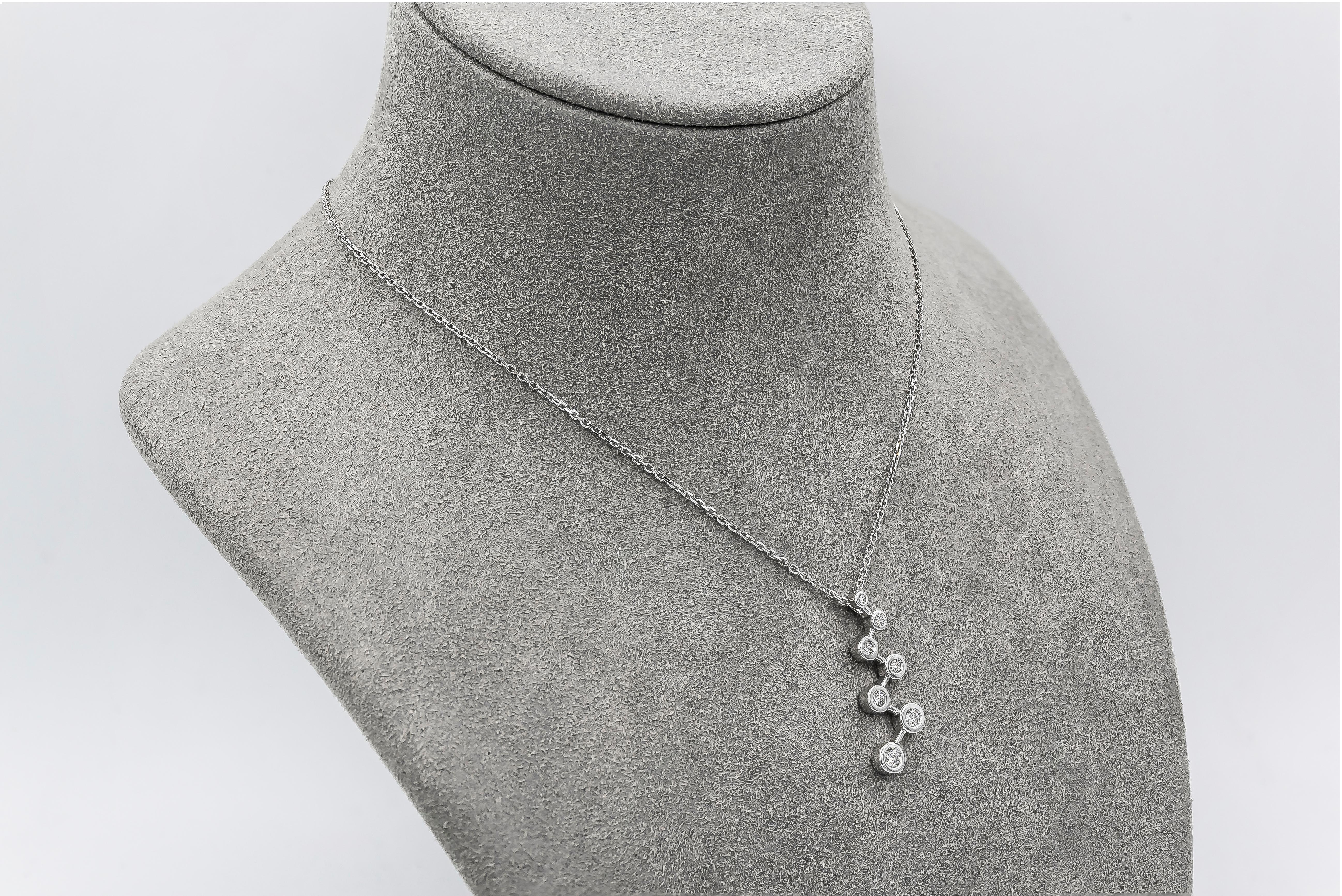 Roman Malakov, collier pendentif Constellation avec diamants ronds gradués de 0,35 carat Pour femmes en vente