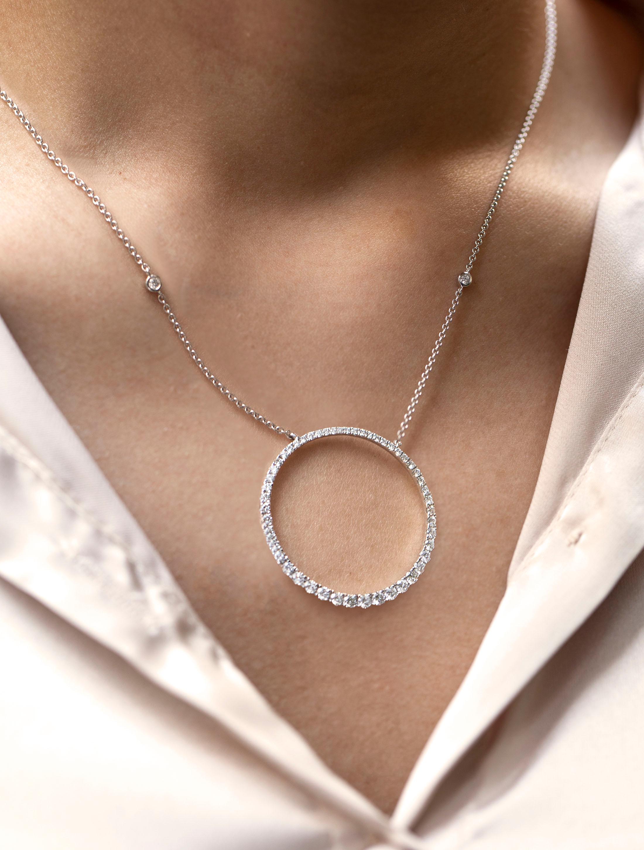Taille ronde Roman Malakov, collier à pendentif rond incrusté de diamants de 1,15 carat en vente