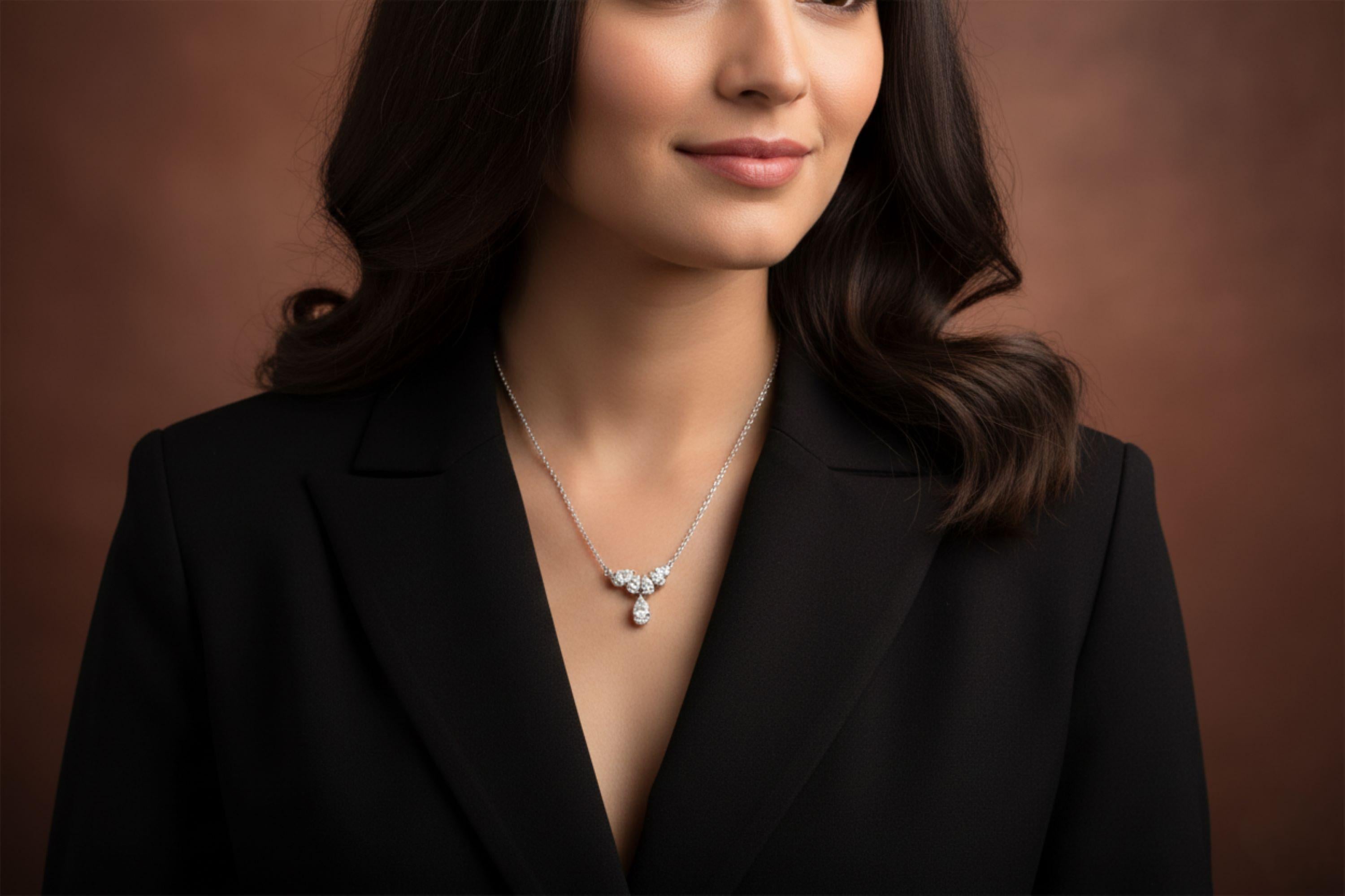 Collier à pendentifs en or blanc 18k avec diamants en forme de goutte d'eau Cadeau de demoiselle d'honneur
Cette pièce à couper le souffle présente des diamants gradués de taille poire sertis ensemble pour former un pendentif avec une poire pendante