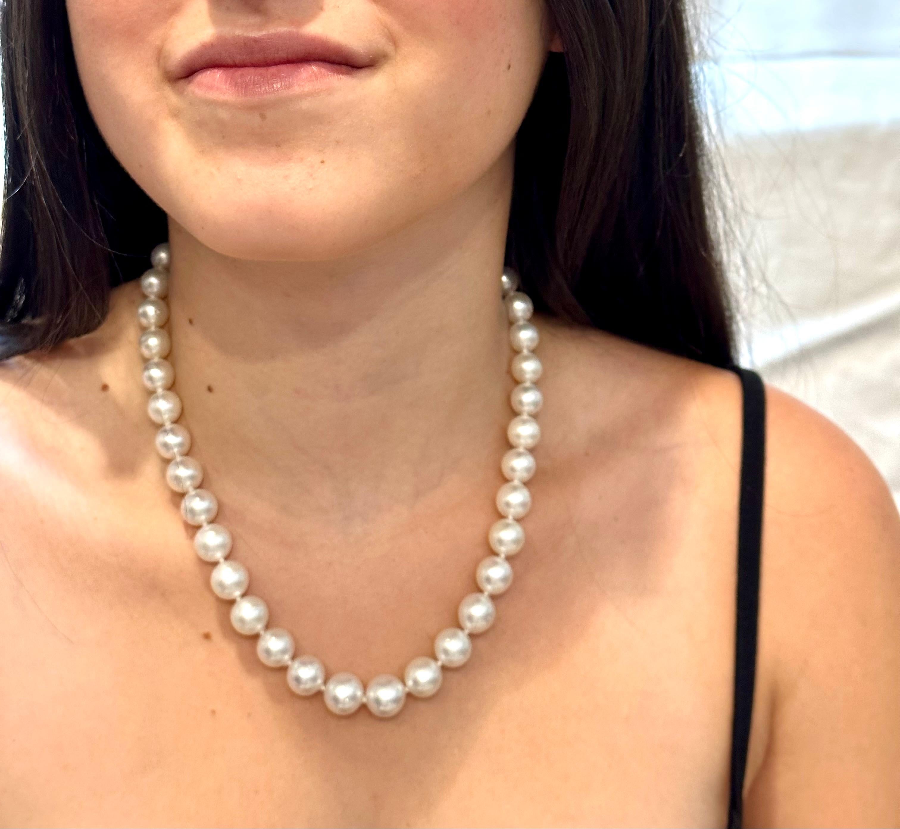 Collier à perles blanches des mers du Sud graduées de 9-12 mm avec fermoir en or jaune 14 carats en vente 9