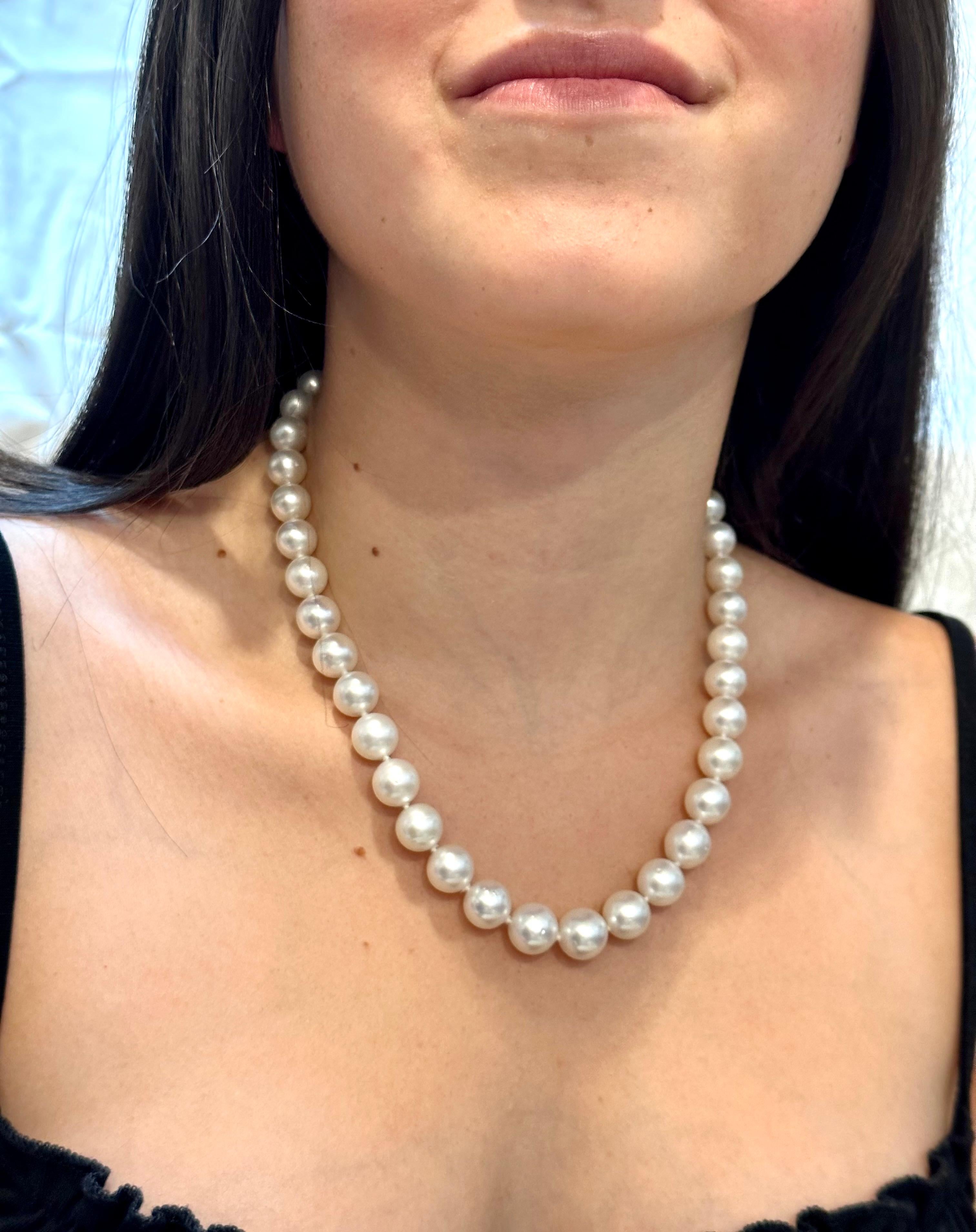 Collier à perles blanches des mers du Sud graduées de 9-12 mm avec fermoir en or jaune 14 carats en vente 10