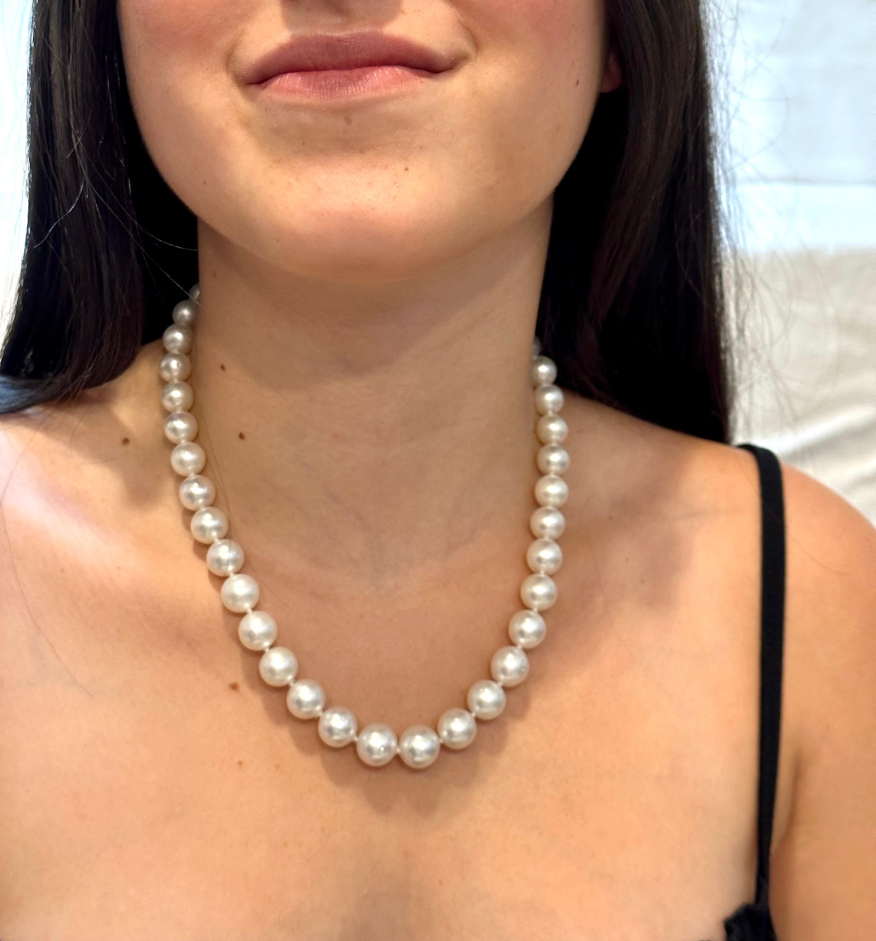 Collier à perles blanches des mers du Sud graduées de 9-12 mm avec fermoir en or jaune 14 carats en vente 11