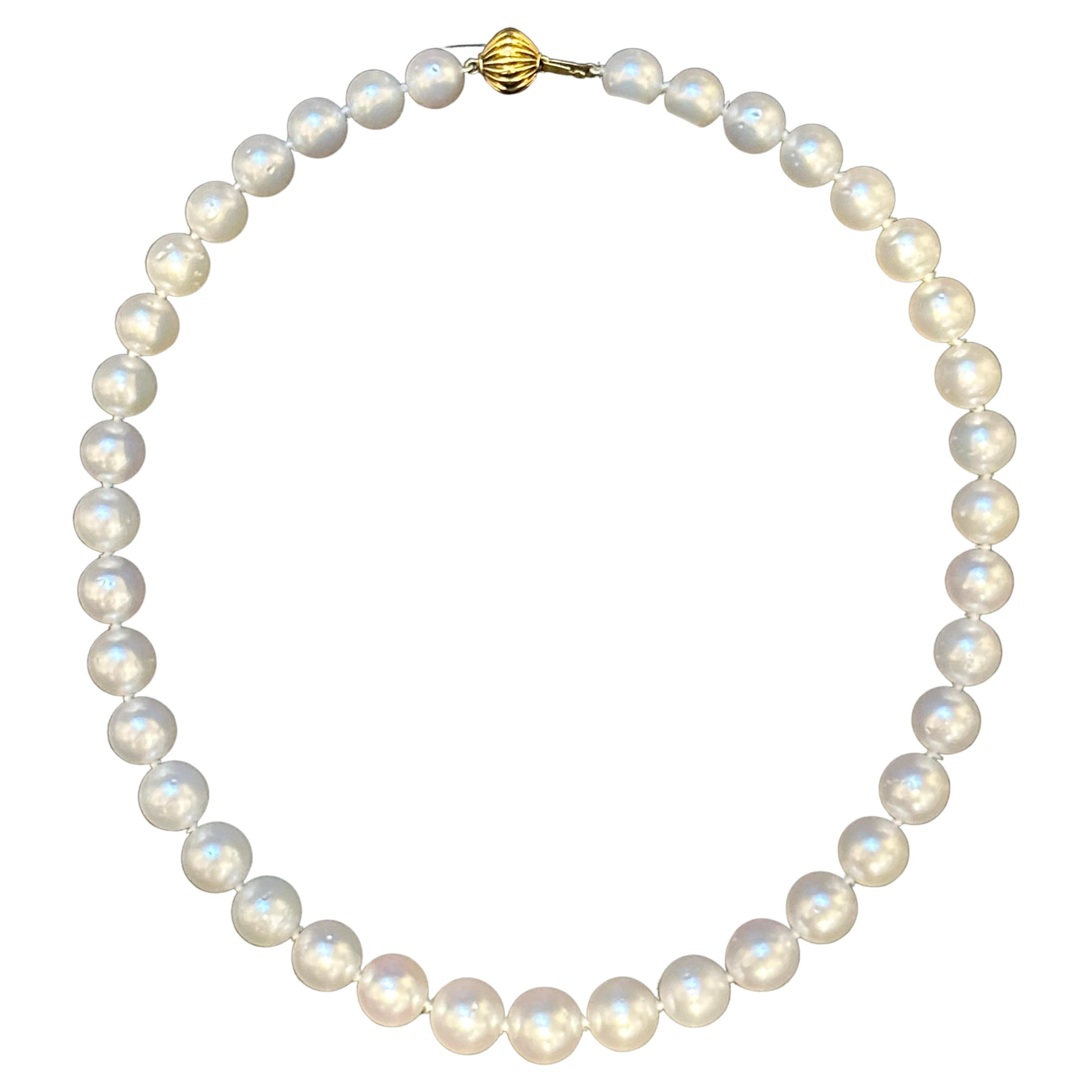 Ce collier de 16 pouces présente une collection de 39 perles blanches exquises des mers du Sud, d'une taille allant de 9 à 12 mm. Les perles sont magnifiquement complétées par un fermoir boule en or jaune blanc 14K, qui ajoute une touche d'élégance.