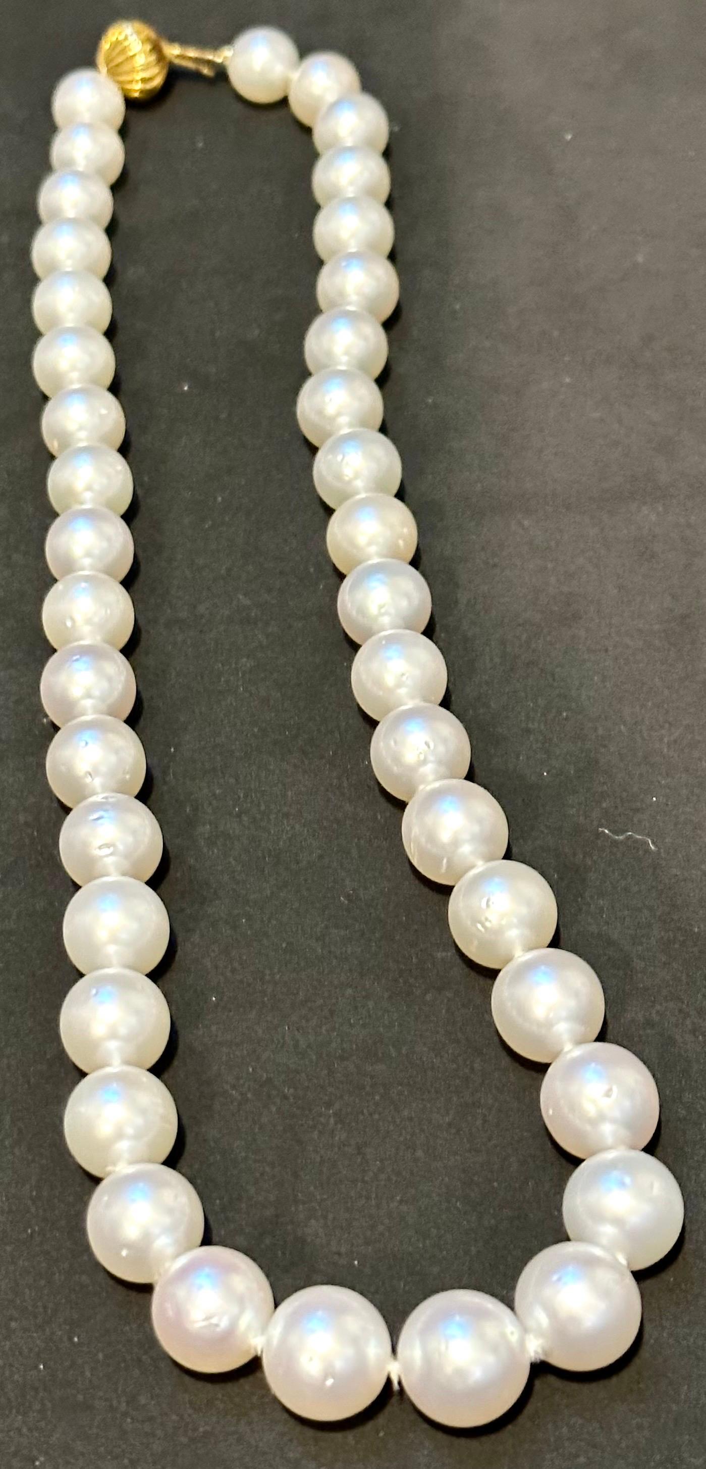 Taille ronde Collier à perles blanches des mers du Sud graduées de 9-12 mm avec fermoir en or jaune 14 carats en vente