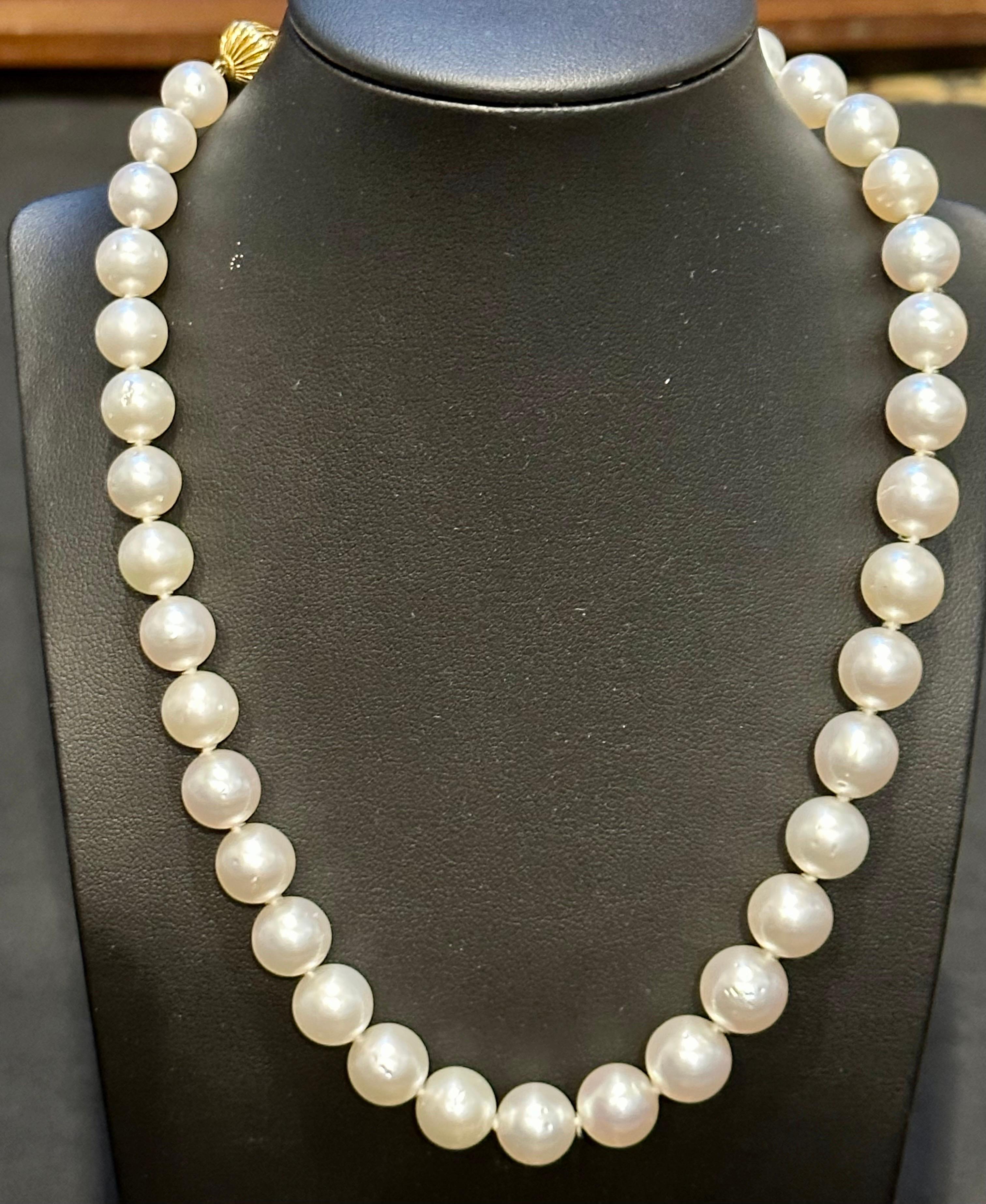Collier à perles blanches des mers du Sud graduées de 9-12 mm avec fermoir en or jaune 14 carats Excellent état - En vente à New York, NY