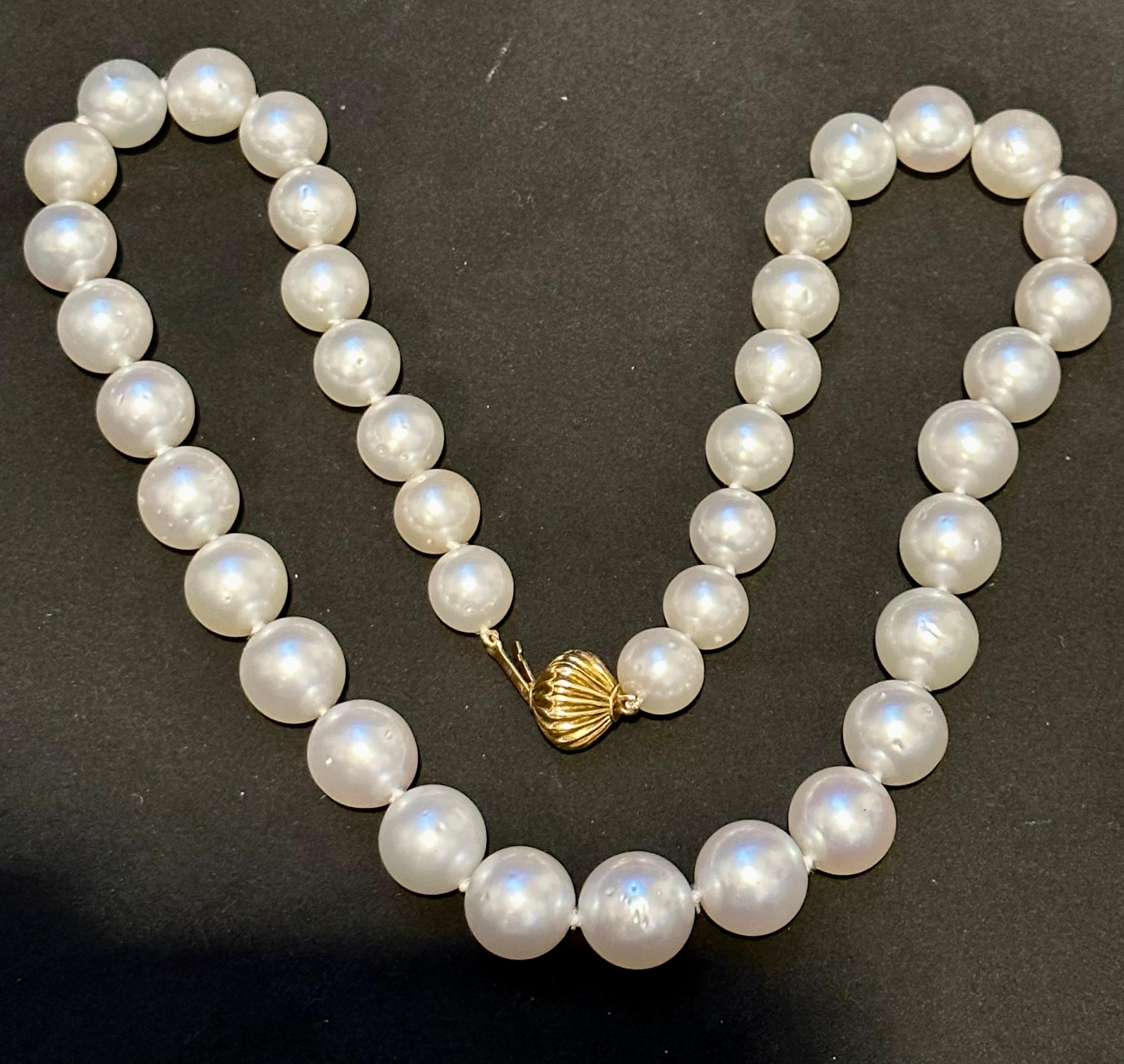 Collier à perles blanches des mers du Sud graduées de 9-12 mm avec fermoir en or jaune 14 carats Pour femmes en vente