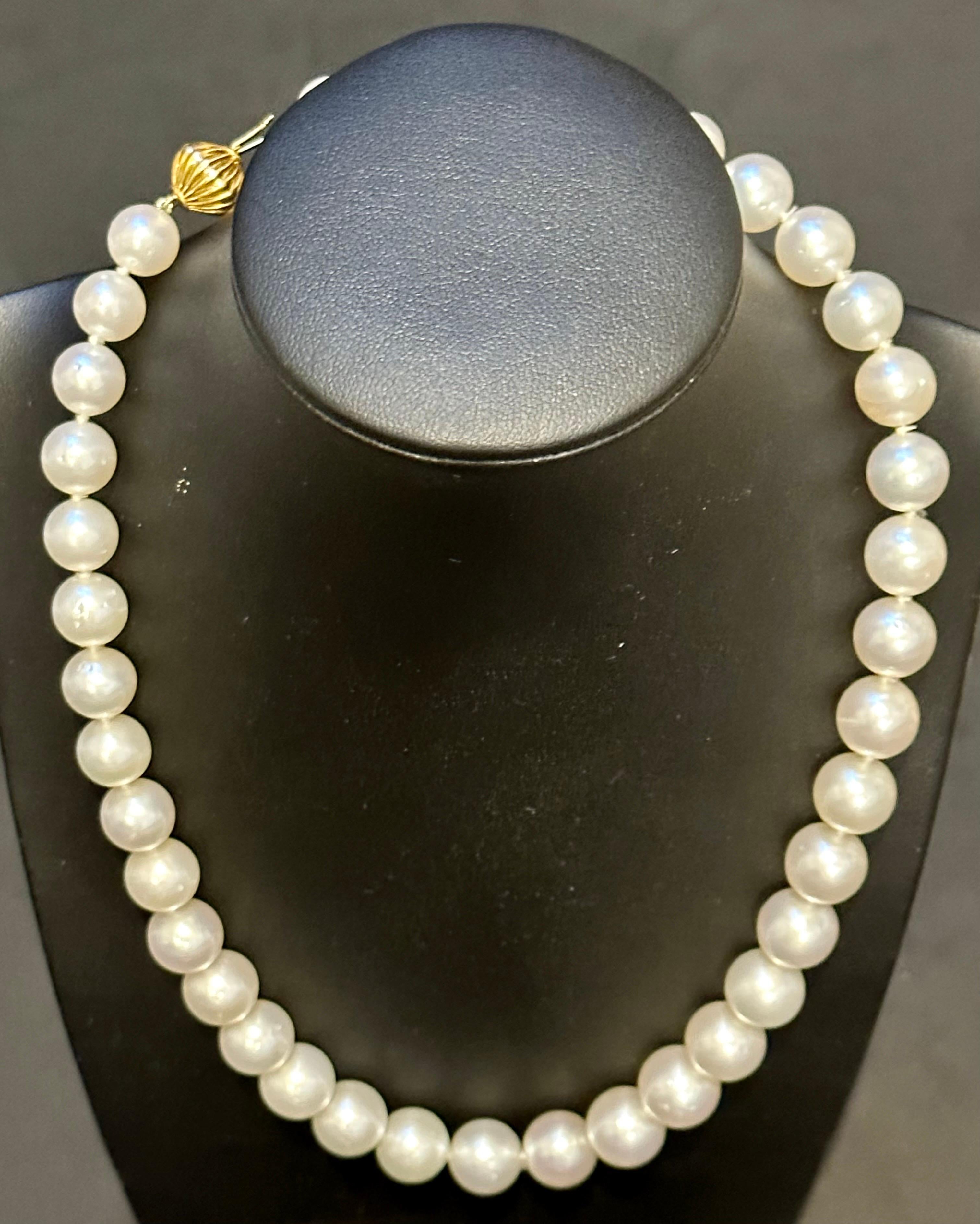 Collier à perles blanches des mers du Sud graduées de 9-12 mm avec fermoir en or jaune 14 carats en vente 3