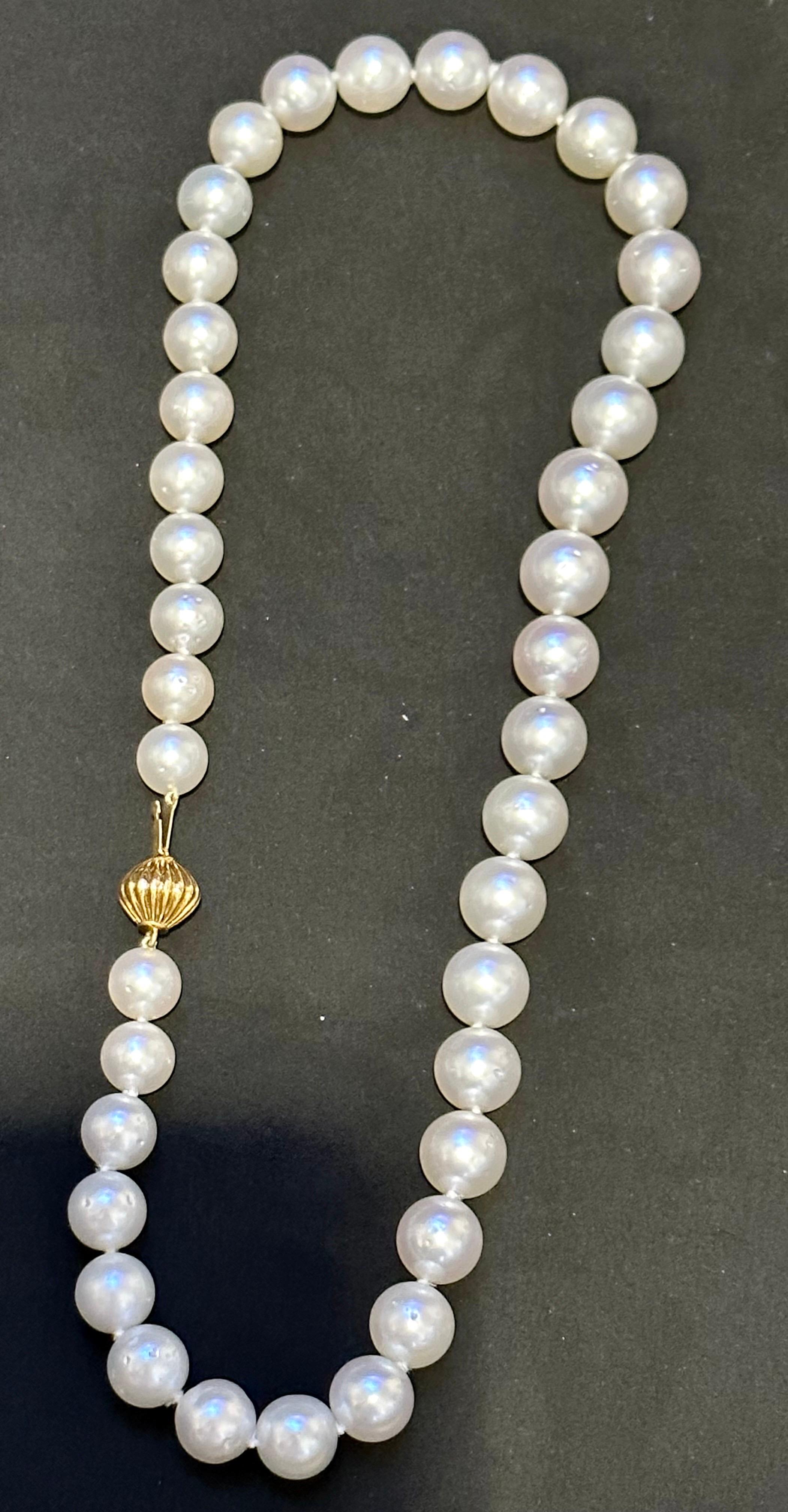 Collier à perles blanches des mers du Sud graduées de 9-12 mm avec fermoir en or jaune 14 carats en vente 4