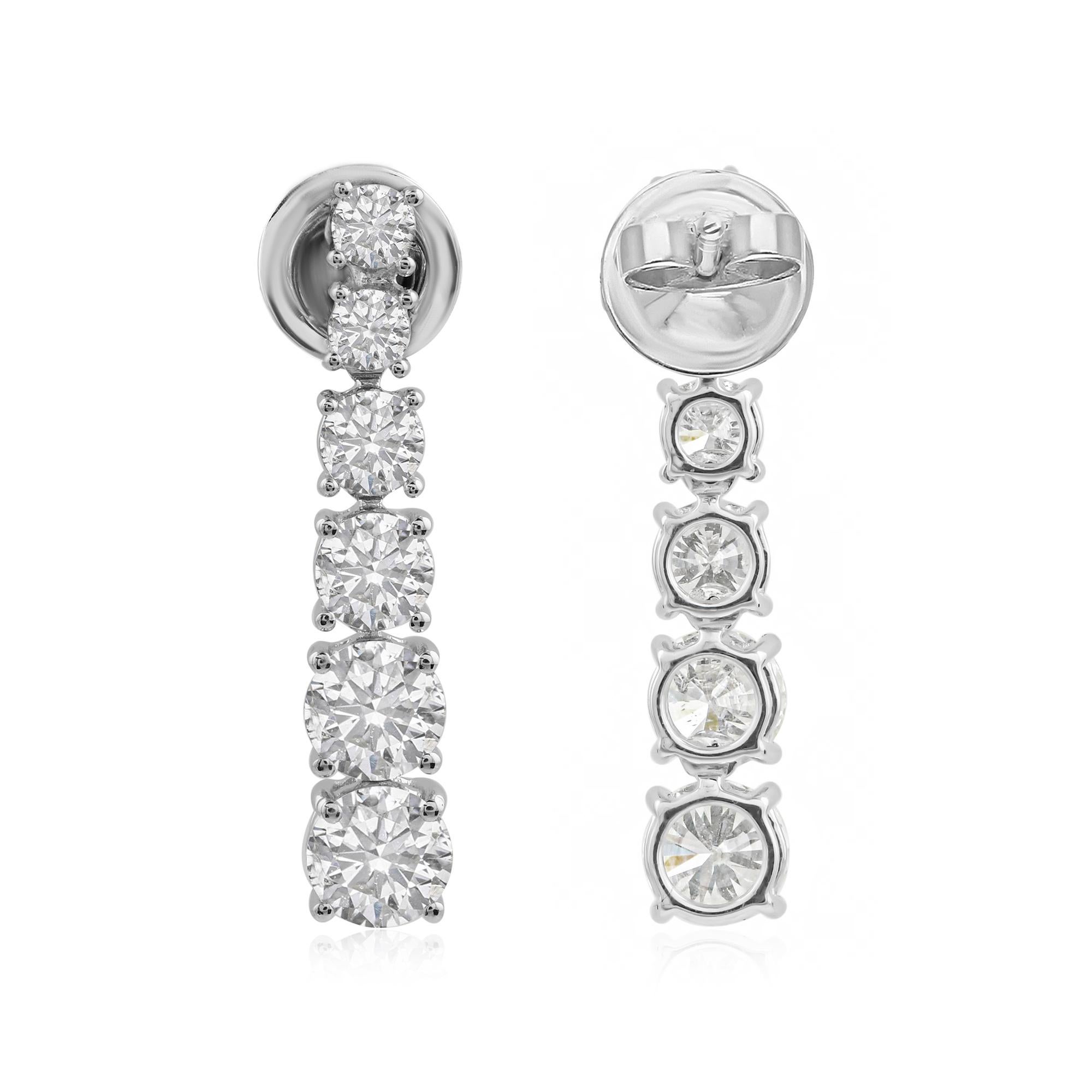 Coulées dans de l'or 18 carats, ces boucles d'oreilles exquises sont serties de 3,26 carats de diamants étincelants. Le diamant, pierre de naissance du mois d'avril, est censé renforcer la confiance en soi et la créativité. Un merveilleux cadeau