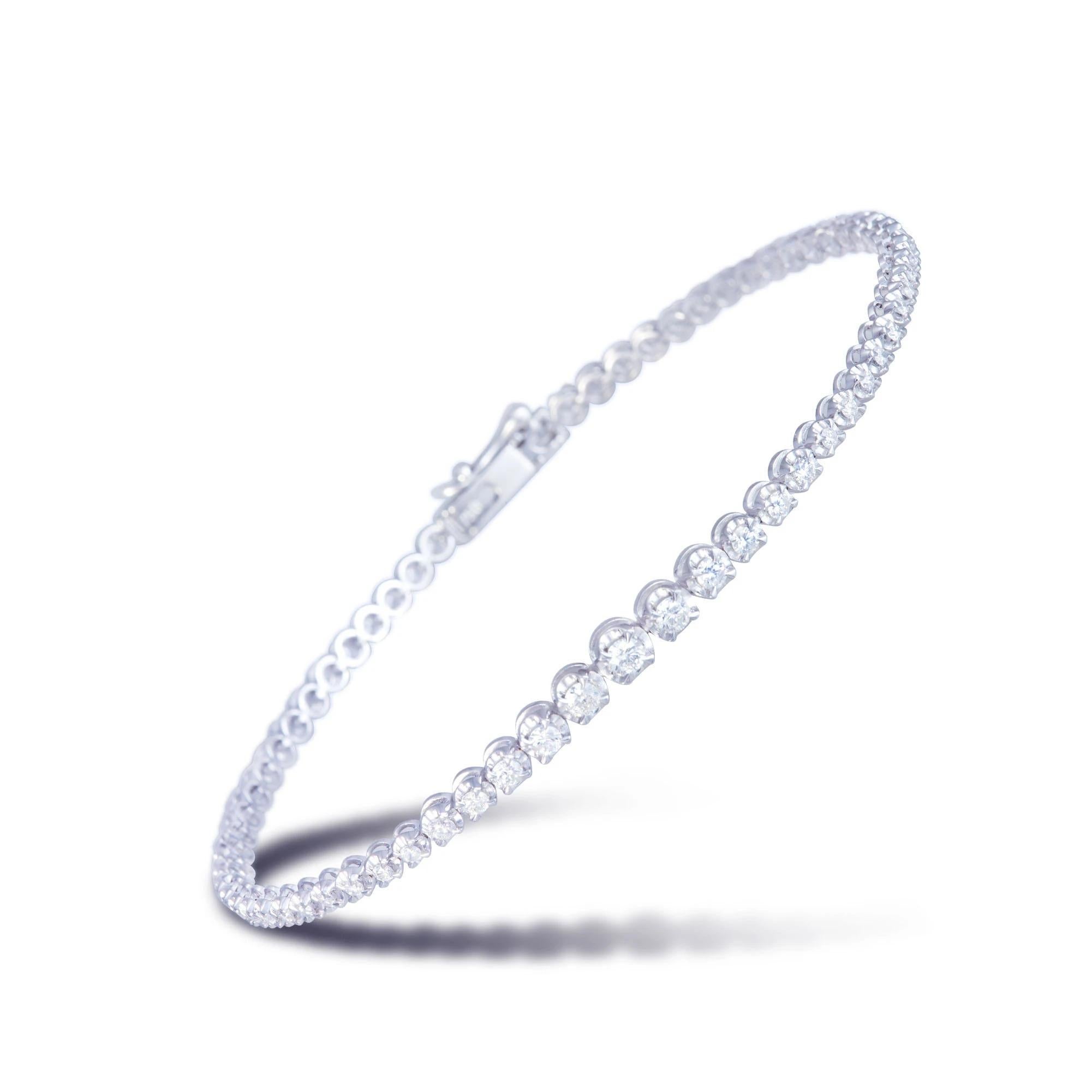 Taille ronde Bracelet tennis en or blanc 18 carats avec diamants à sertissage gradué pour en vente