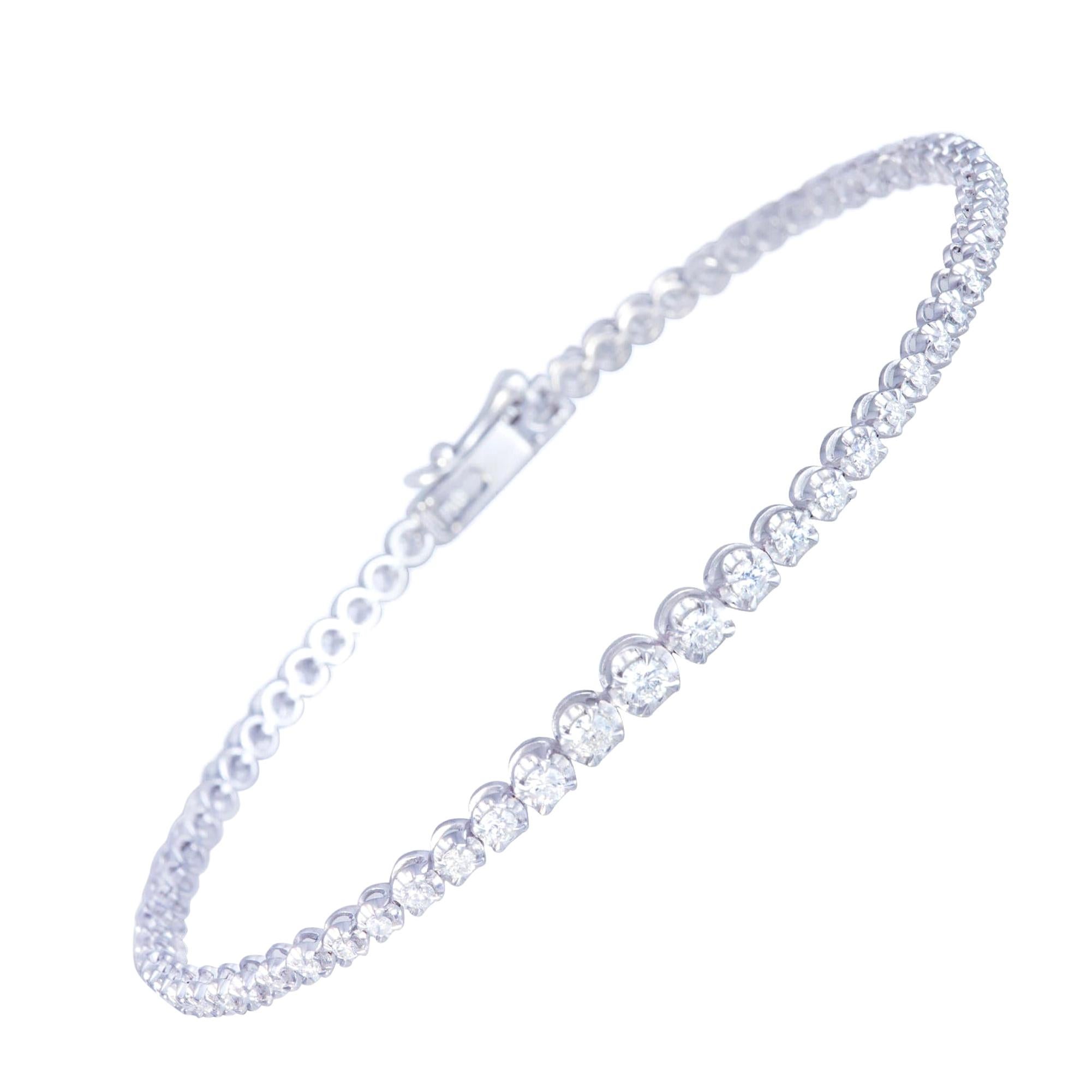 Bracelet tennis en or blanc 18 carats avec diamants à sertissage gradué pour en vente