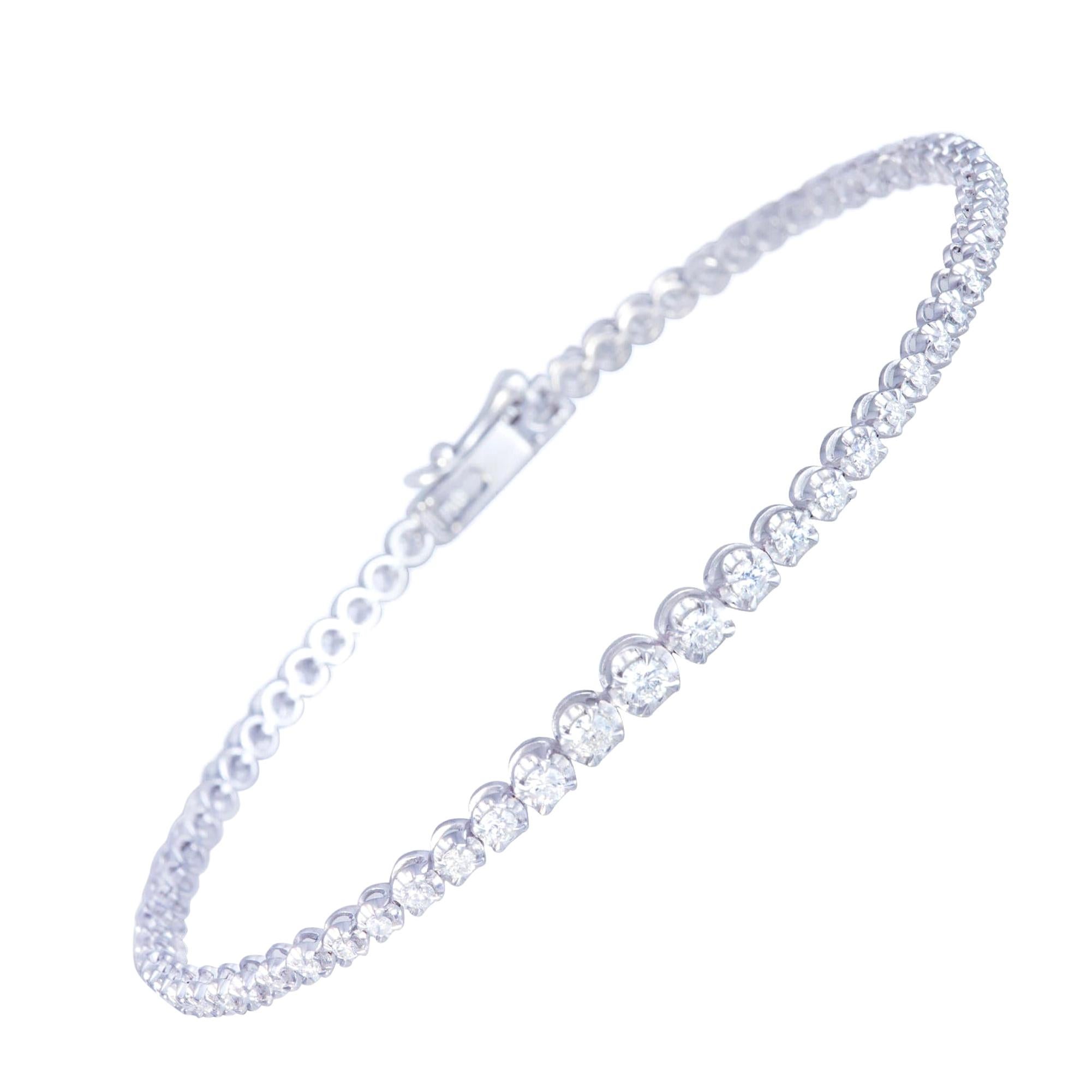 Bracelet tennis en or blanc 18 carats avec diamants à sertissage gradué pour