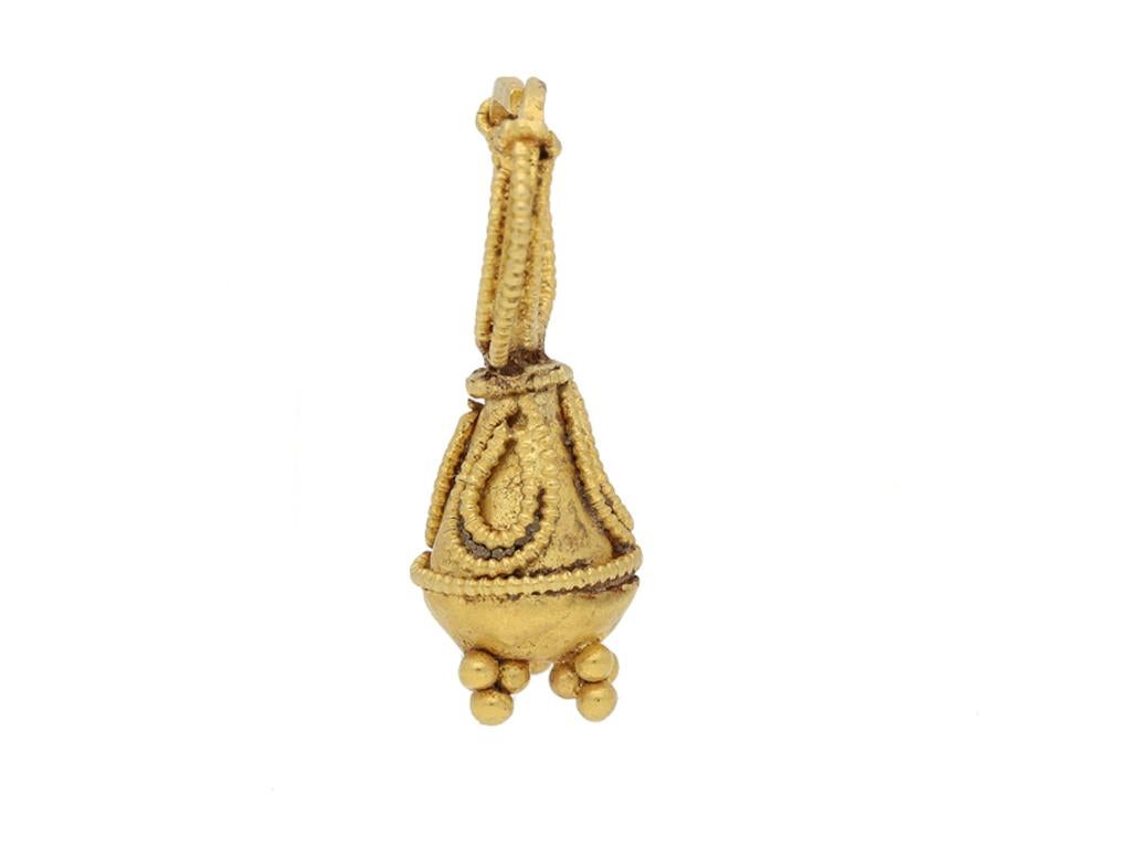 Boucles d'oreilles en or Graeco Scythian. Une paire assortie, chacune composée d'un anneau et d'une goutte creuse de forme conique suspendue, avec des fils finement granulés autour de l'anneau et d'autres boucles s'étendant le long de la goutte et