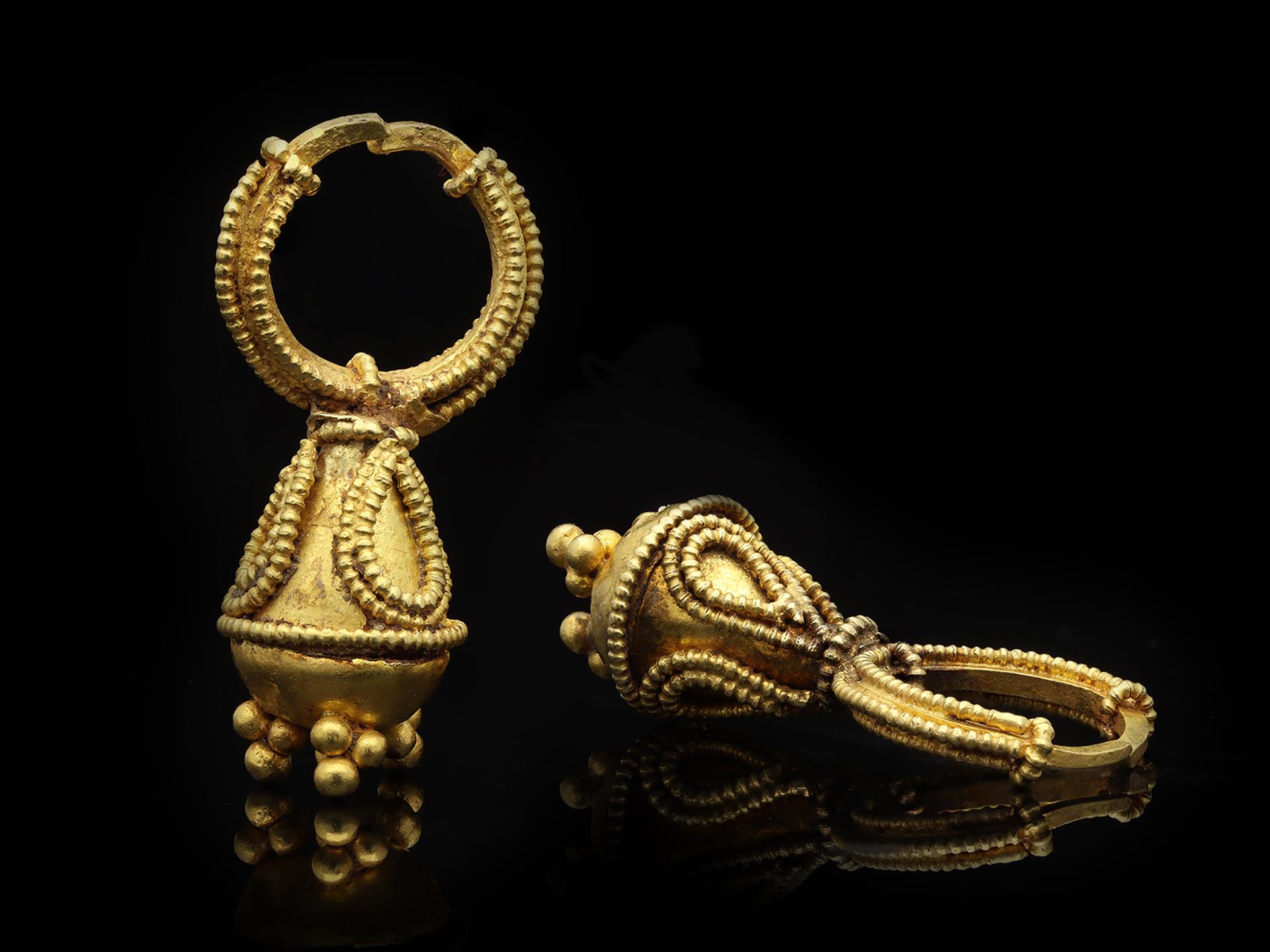 Boucles d'oreilles en or de la Scythie CIRCA, vers le IIe siècle avant J.-C. - IIe siècle après J.-C. Unisexe en vente