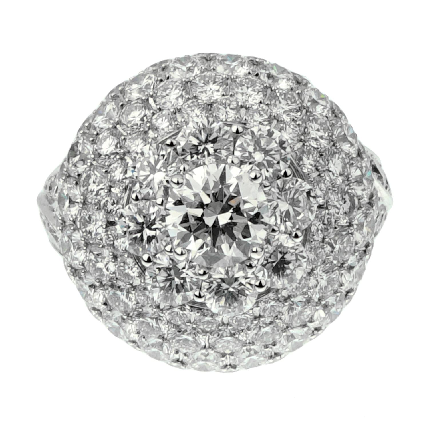 Une incroyable bague en diamant Graff présentant environ 10,08 cts des plus beaux diamants ronds de taille brillant, sertis dans un luxueux or blanc 18 carats. L'anneau pèse 12 grammes, mesure 4 3/4 et peut être redimensionné si nécessaire. L'anneau