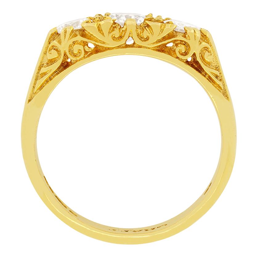 Tre diamanti rotondi taglio brillante prendono posto in questo anello vintage con tre pietre, disegnato da Graff. Un carato da 0,40 si trova al centro e due carati da 0,30, uno su entrambe le estremità. Tutte e tre le pietre sono di qualità
