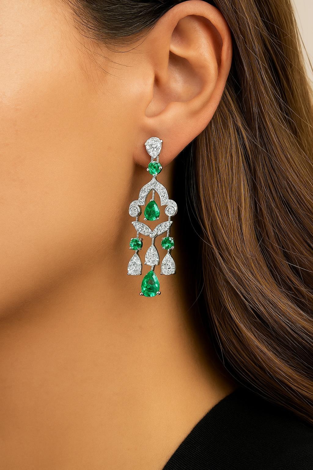 Graff Smaragd- und Diamanttropfen-Ohrringe

Ein atemberaubendes Paar Graff Smaragd- und Diamant-Ohrringe mit ca. 4,38 Karat lebhaften Smaragden im Rundschliff und birnenförmigen Smaragden, gepaart mit atemberaubenden 6,10 Karat runden, marquise- und