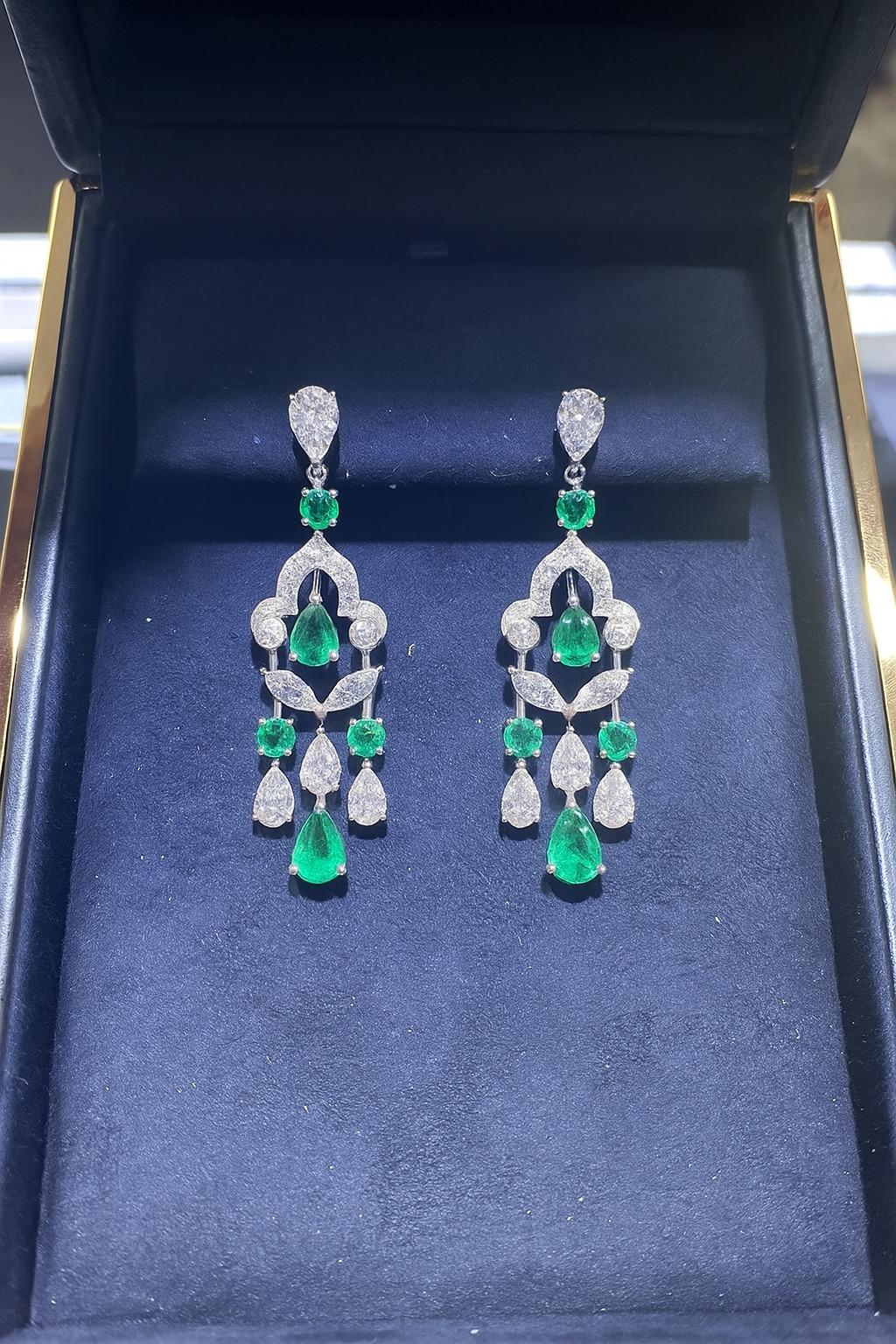 GRAFF 10,48 Karat Diamant-Smaragd-Kronleuchter-Ohrringe (Tropfenschliff) im Angebot