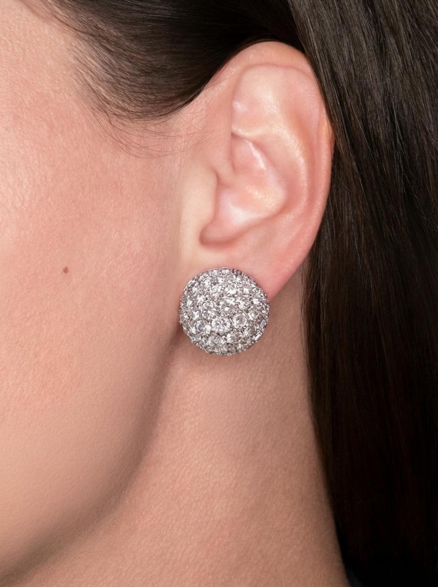 Ein atemberaubendes Diamantenpaar aus 18 Karat Weißgold mit ca. 12,00 Karat natürlichen runden Diamanten im Brillantschliff der Farbe F und Reinheit VS. Die Diamanten sind sorgfältig gefasst, um außergewöhnliche Brillanz und Feuer zu erzeugen, und