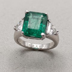 Graff-Ring aus Platin mit einem 14-Karat-Smaragd und einem Diamanten im Trillion-Schliff