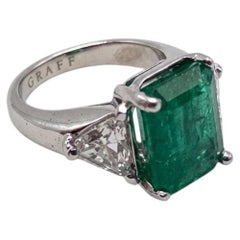Graff-Ring aus Platin mit einem 14-Karat-Smaragd und einem Diamanten im Trillion-Schliff