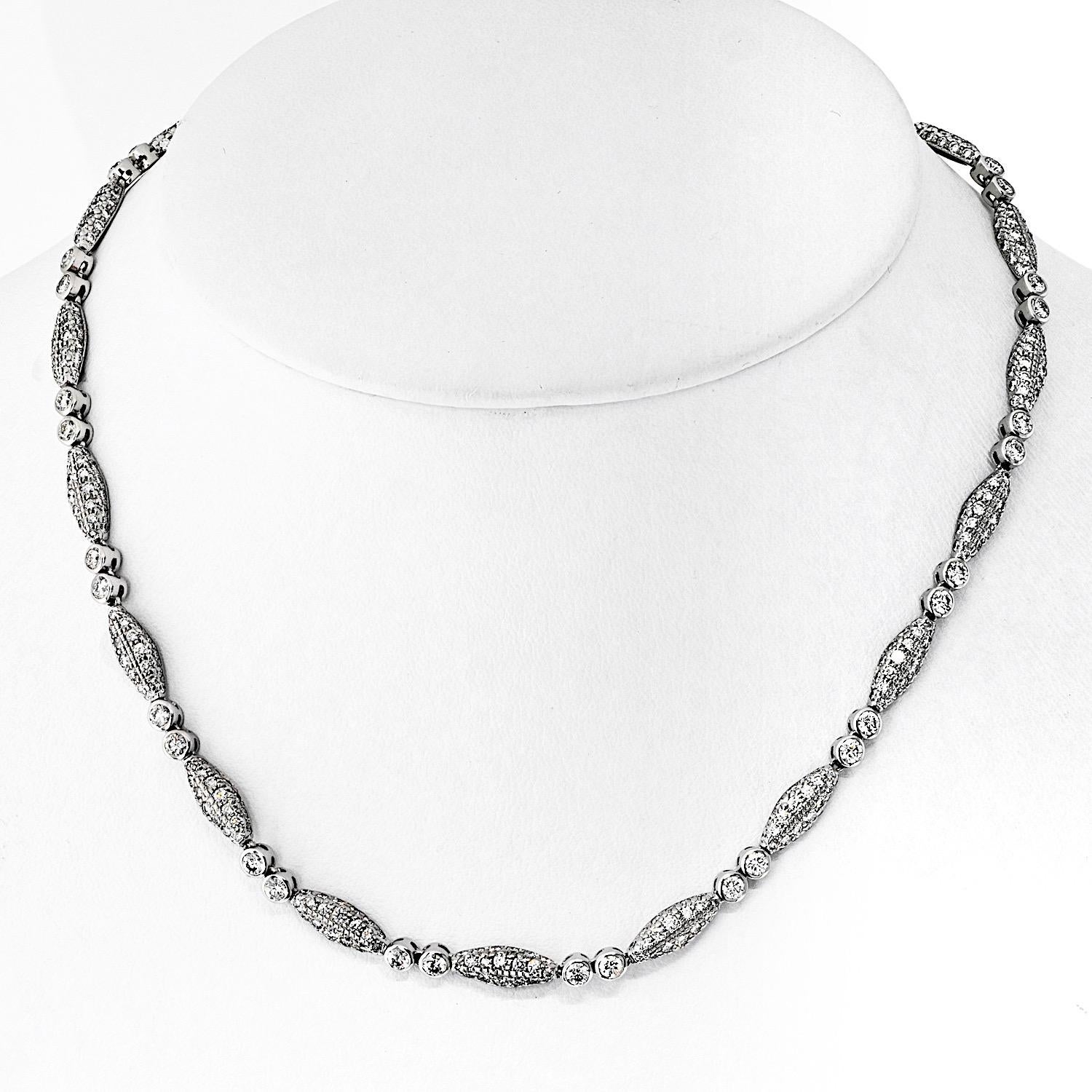 Cet exquis collier Graff en or blanc 18 carats est une pièce de succession délicate et intemporelle en excellent état. Mesurant 15 pouces de long, il présente un design original orné de 15 cttw de diamants ronds pavés. Les diamants sont de la plus