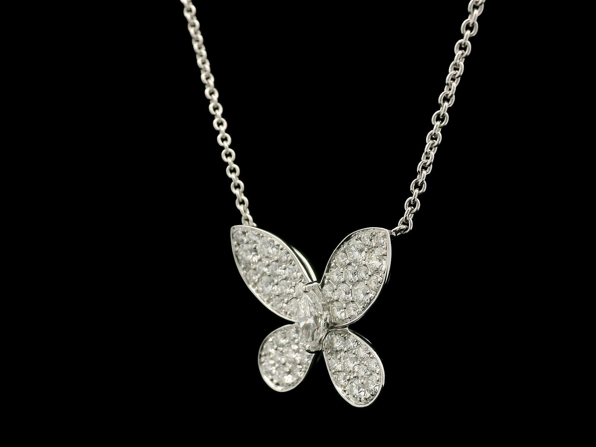 *** Prezzo di vendita al dettaglio $18100 ***

-A. Stone
 Diamante naturale autentico - 1 taglio a marquise al centro con numerosi tagli a brillante rotondi - incastonato - colore bianco molto brillante - 1,80ctw (circa)

Materiale: Oro bianco