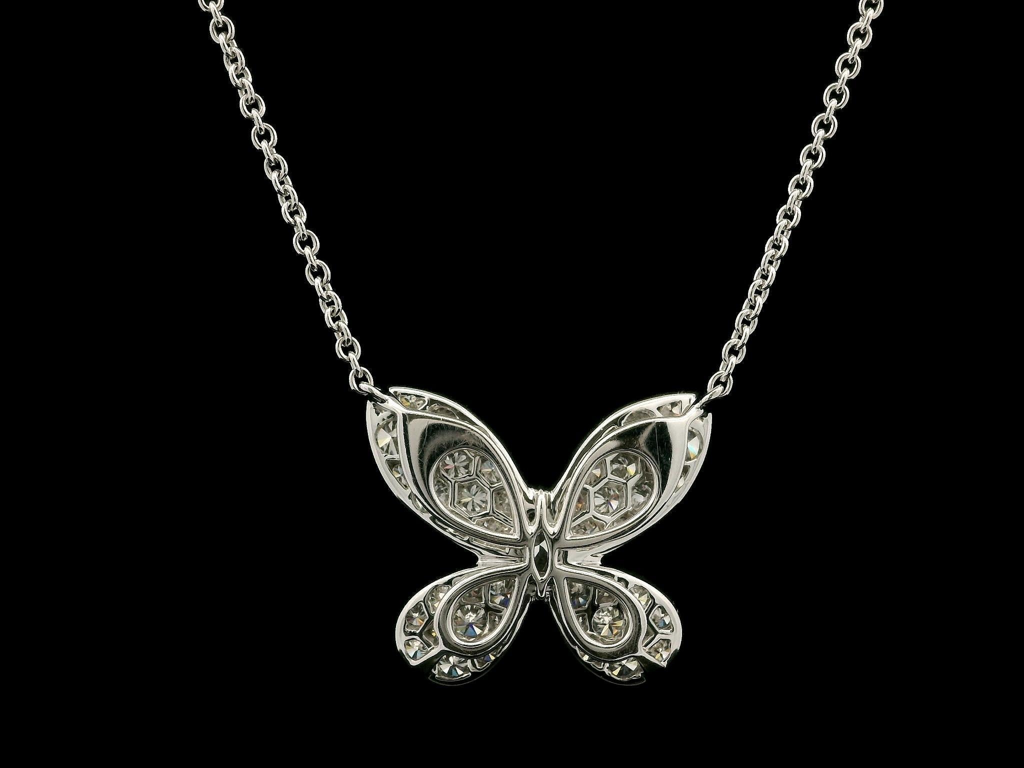 Taglio brillante Graff, collana con ciondolo a farfalla in oro bianco 18 carati con diamanti a fuoco da 1,8 ct. in vendita