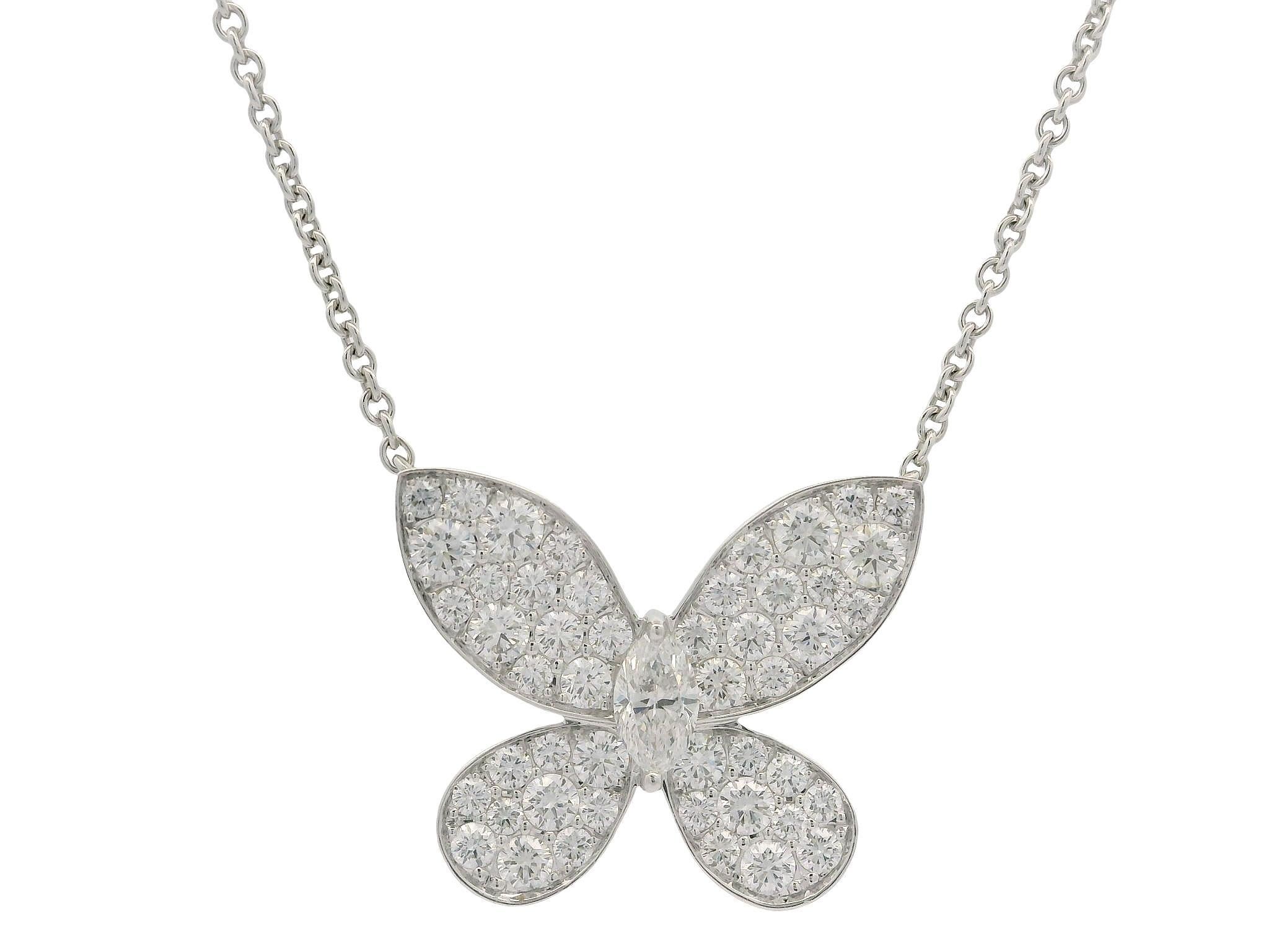 Graff, collana con ciondolo a farfalla in oro bianco 18 carati con diamanti a fuoco da 1,8 ct. in vendita 4