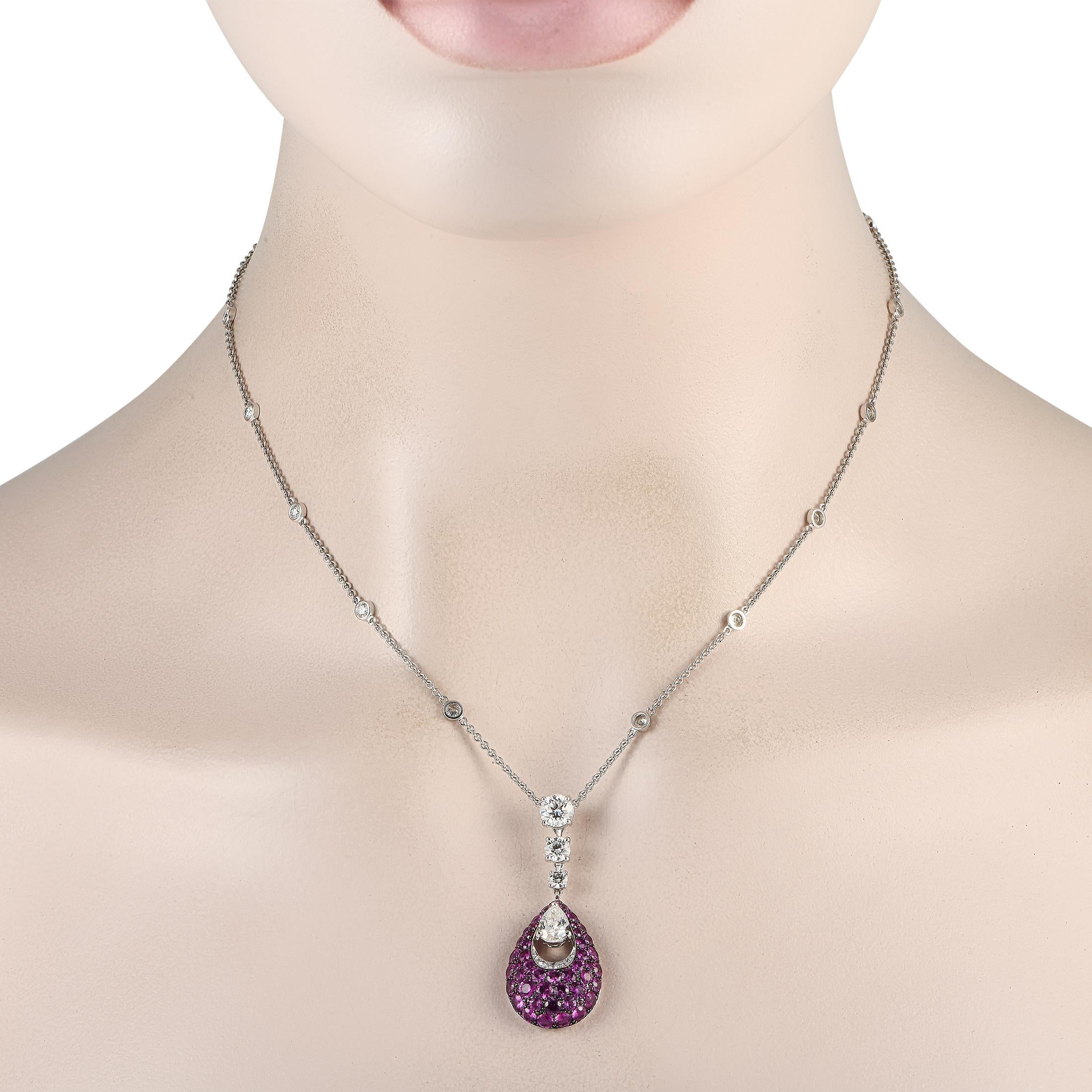 Un'accattivante collana di Graff per aggiungere un elegante tocco di colore al tuo look da sera. Questo pezzo è dotato di una catena in oro bianco lunga 16 pollici e di un ciondolo di 1,65 per 0,65. Diamanti incastonati posizionati su stazioni