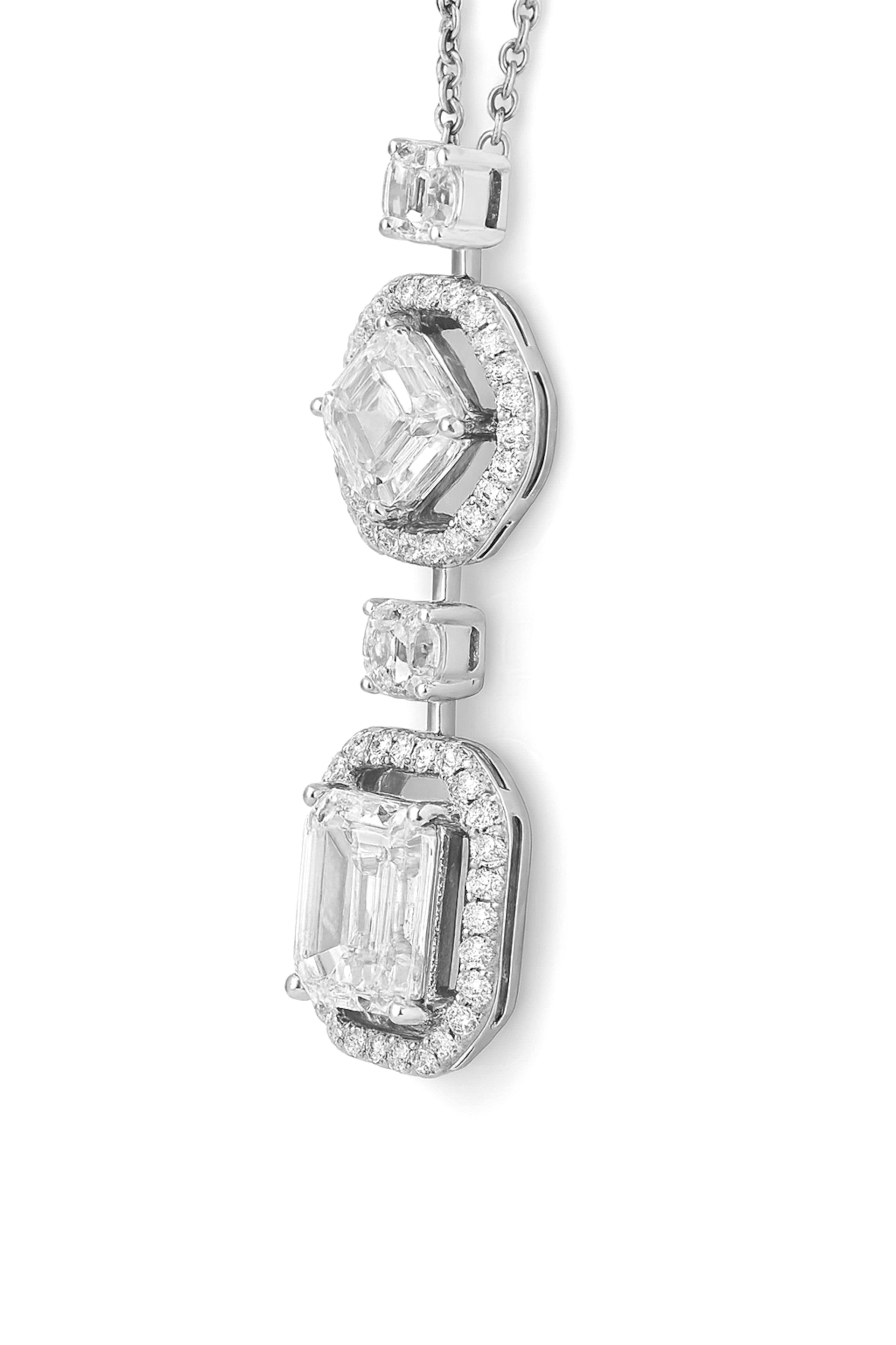 Graff Collier pendentif en or blanc 18K avec diamant de 3,50 carats

Cet élégant collier pendentif Graff est réalisé en or blanc 18 carats et serti d'environ 3,50 carats de diamants taille brillant.

Le pendentif mesure 31,6 mm de longueur, 9,7 mm