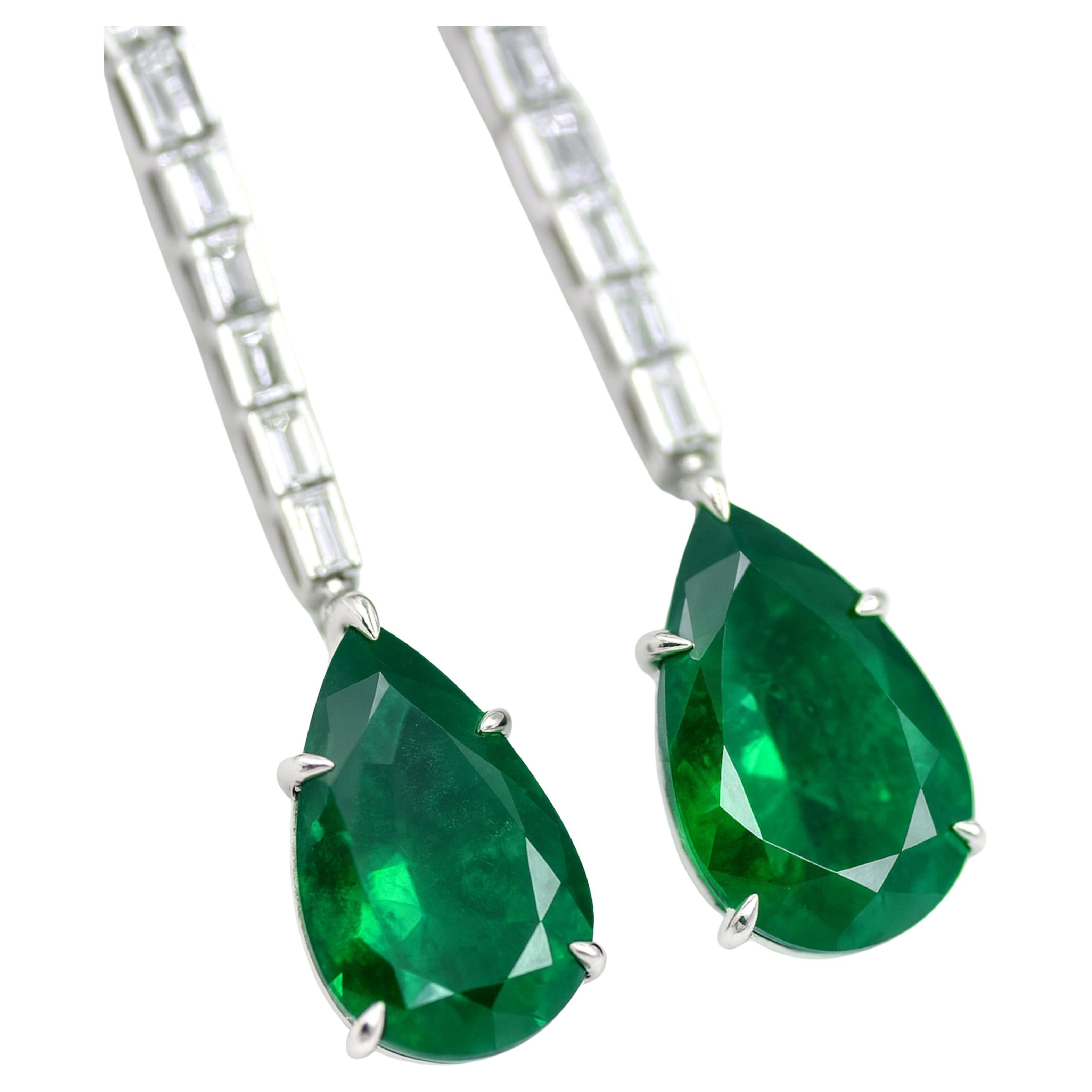Graff Boucles d'oreilles pendantes en or blanc 18K avec émeraudes et diamants - 6.10 carats de poids total d'émeraudes

Une paire de boucles d'oreilles époustouflante signée Graff, qui met en valeur le savoir-faire artisanal et le design intemporel