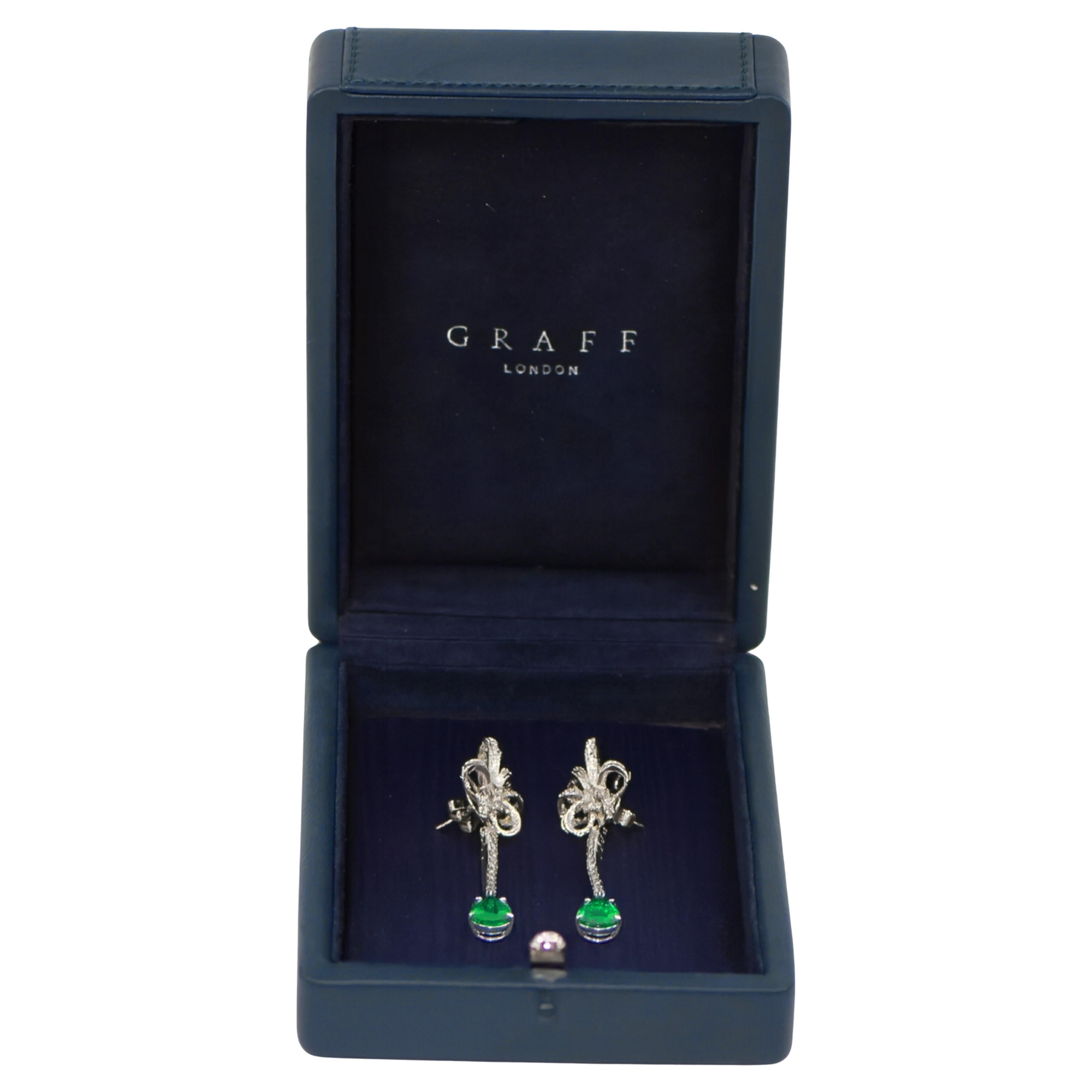 Moderne Boucles d'oreilles pendantes en or blanc 18K avec émeraudes et diamants - 6.10 carats en vente