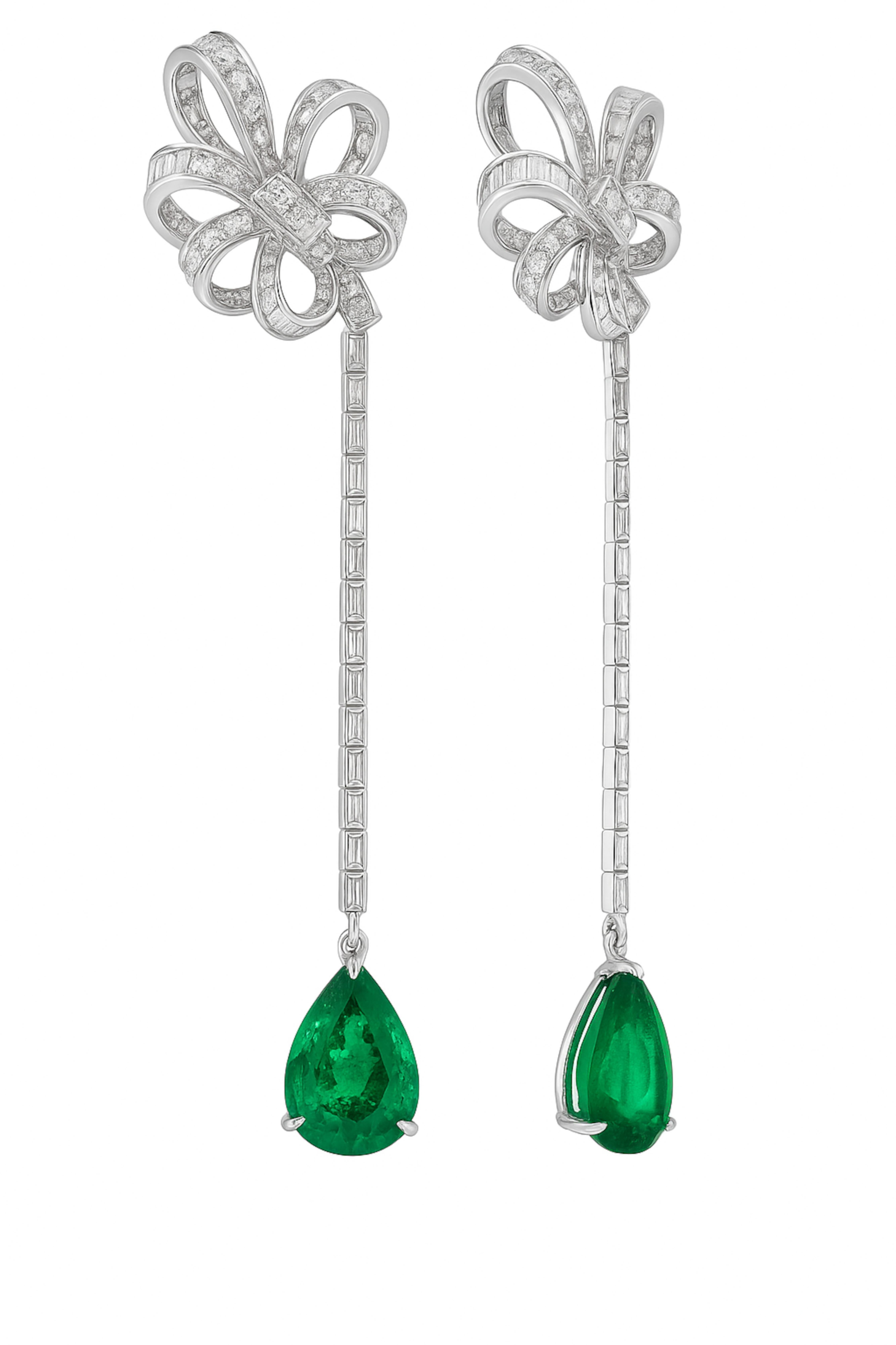 Taille poire Boucles d'oreilles pendantes en or blanc 18K avec émeraudes et diamants - 6.10 carats en vente