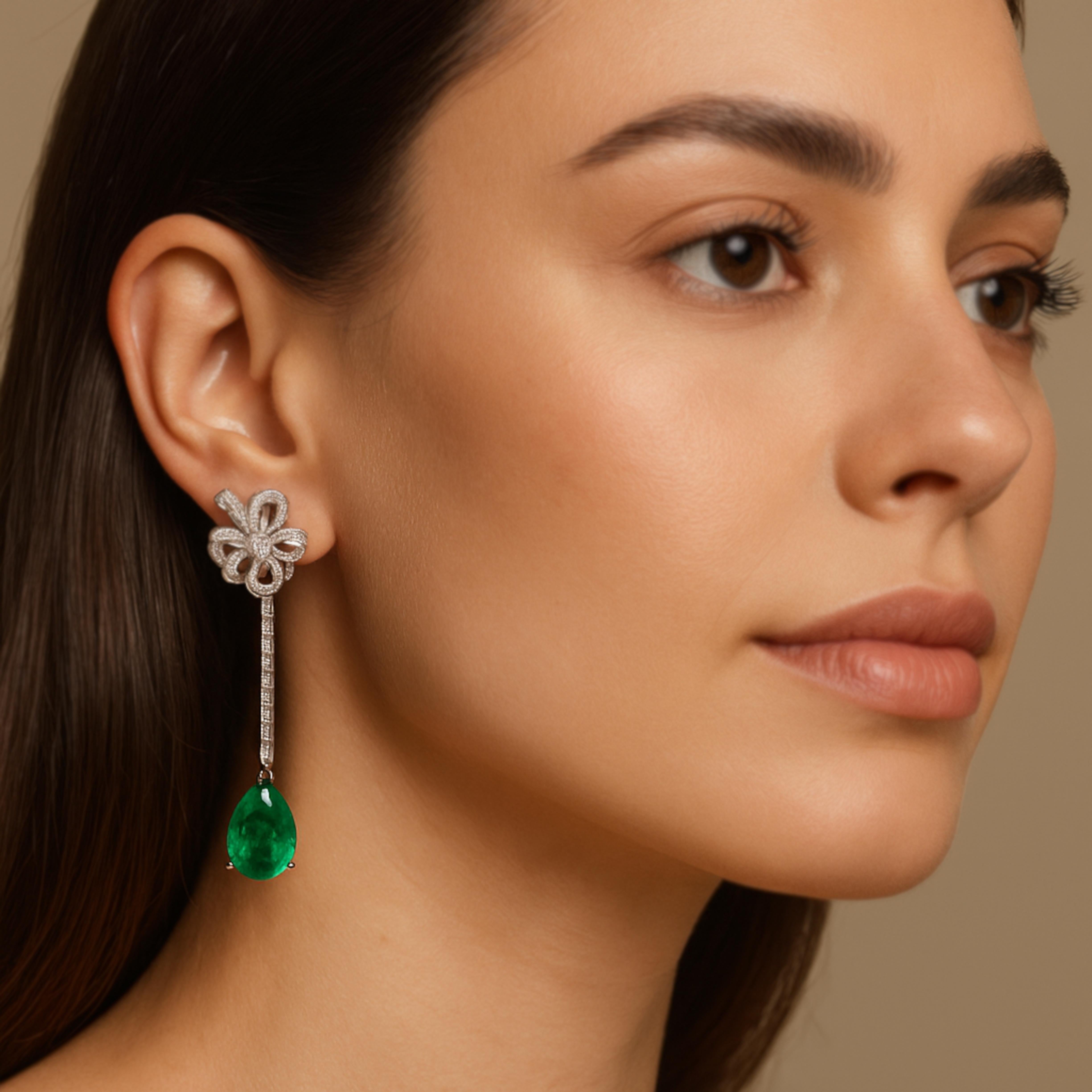 Boucles d'oreilles pendantes en or blanc 18K avec émeraudes et diamants - 6.10 carats Neuf - En vente à Chicago, IL