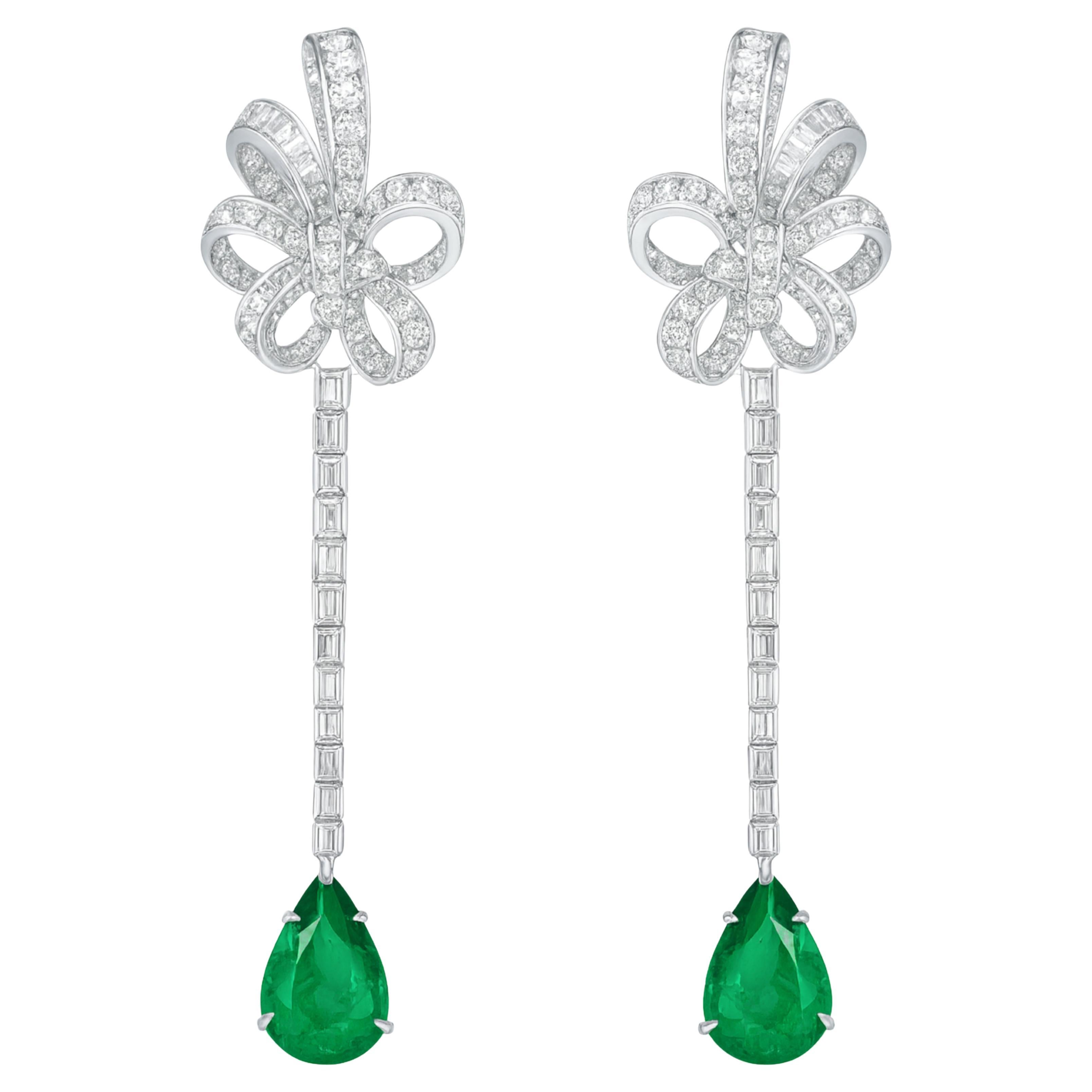 Boucles d'oreilles pendantes en or blanc 18K avec émeraudes et diamants - 6.10 carats en vente