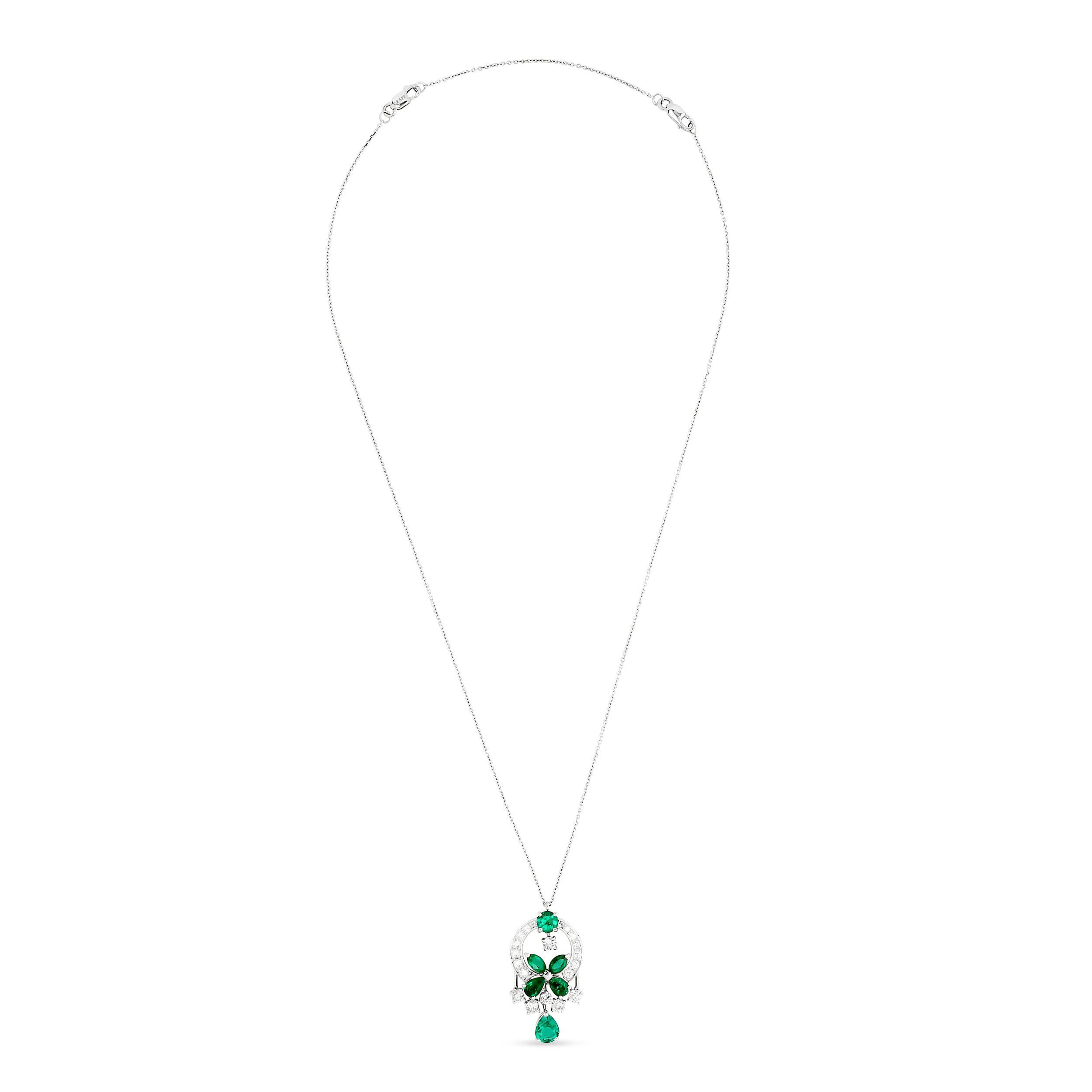 Questo squisito mini ciondolo a farfalla di Graff presenta un vivace motivo a farfalla di smeraldo circondato da abbaglianti diamanti a taglio brillante, con una singola goccia di smeraldo a forma di pera sospesa al di sotto, il tutto incastonato in