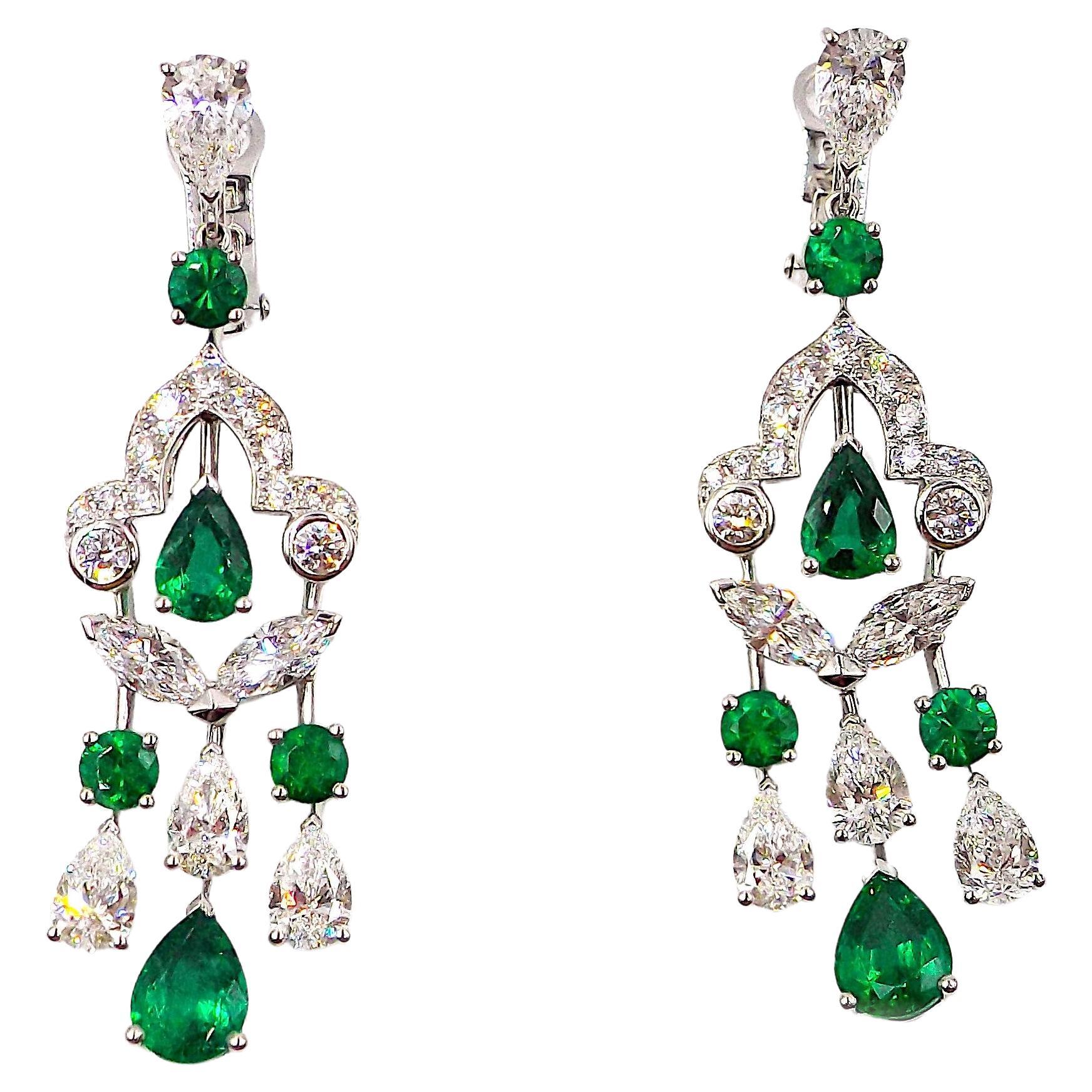 Graff 18 Karat Weißgold Smaragd-Diamant-Ohrringe ''Chandelier'' im Angebot