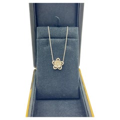 Graff Halskette mit Mini-Anhänger aus 18 Karat Weißgold in Wildblumenform mit zwei Diamanten