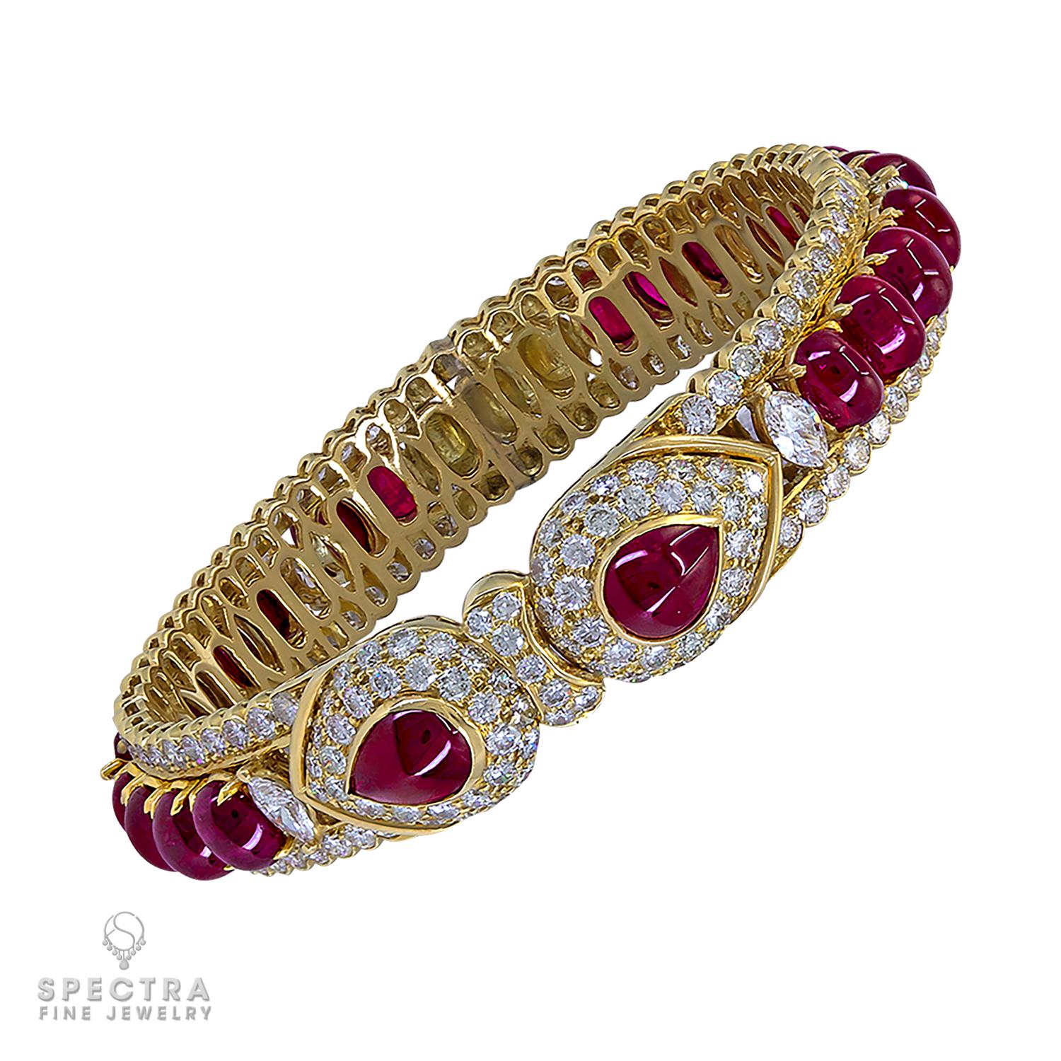 Taille cabochon Graff, collier suite en or jaune 18 carats, diamants et rubis en vente