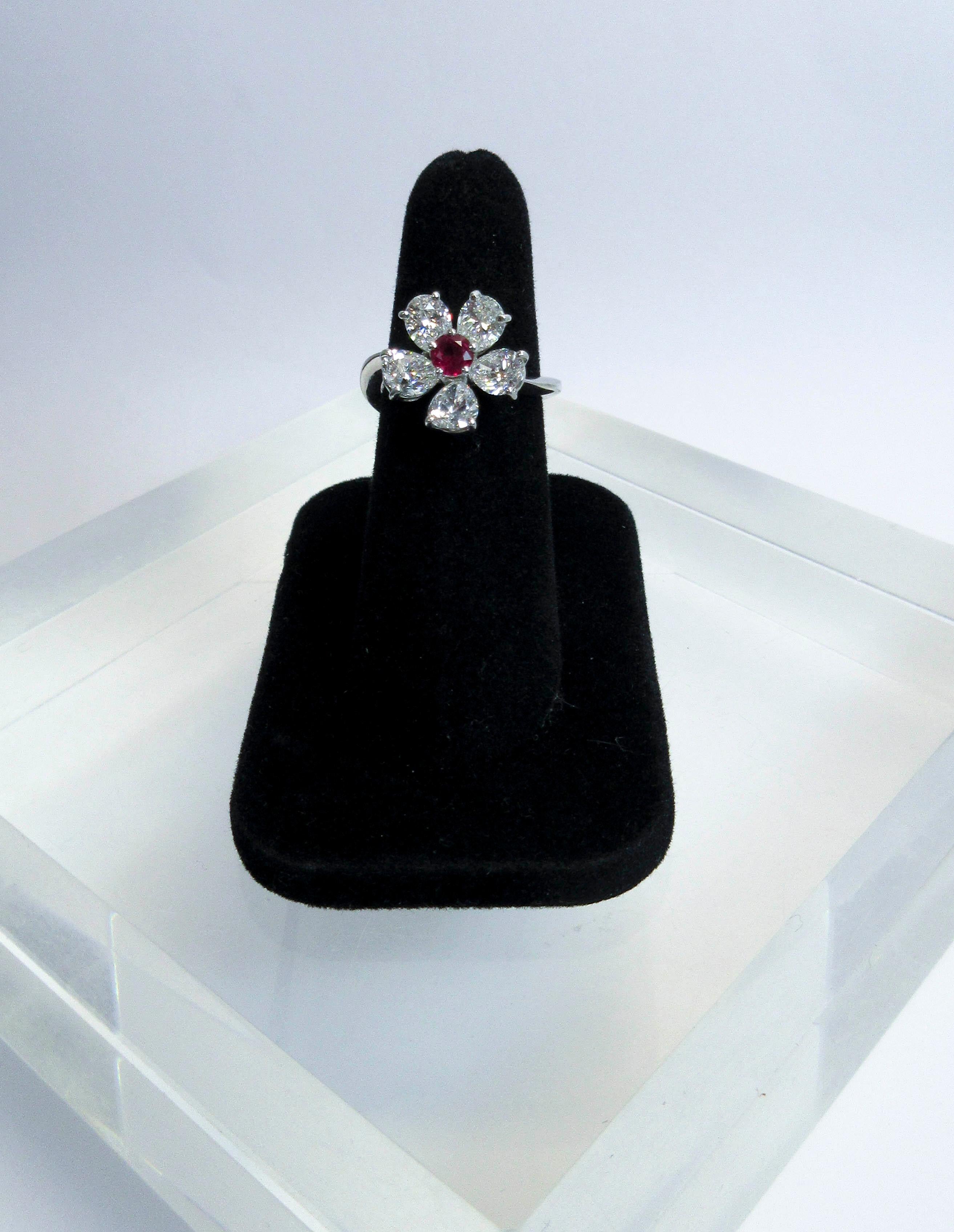 Graff 18 Karat White Gold Diamonds and Ruby Daisy Ring In Excellent Condition For Sale In Los Angeles, CA